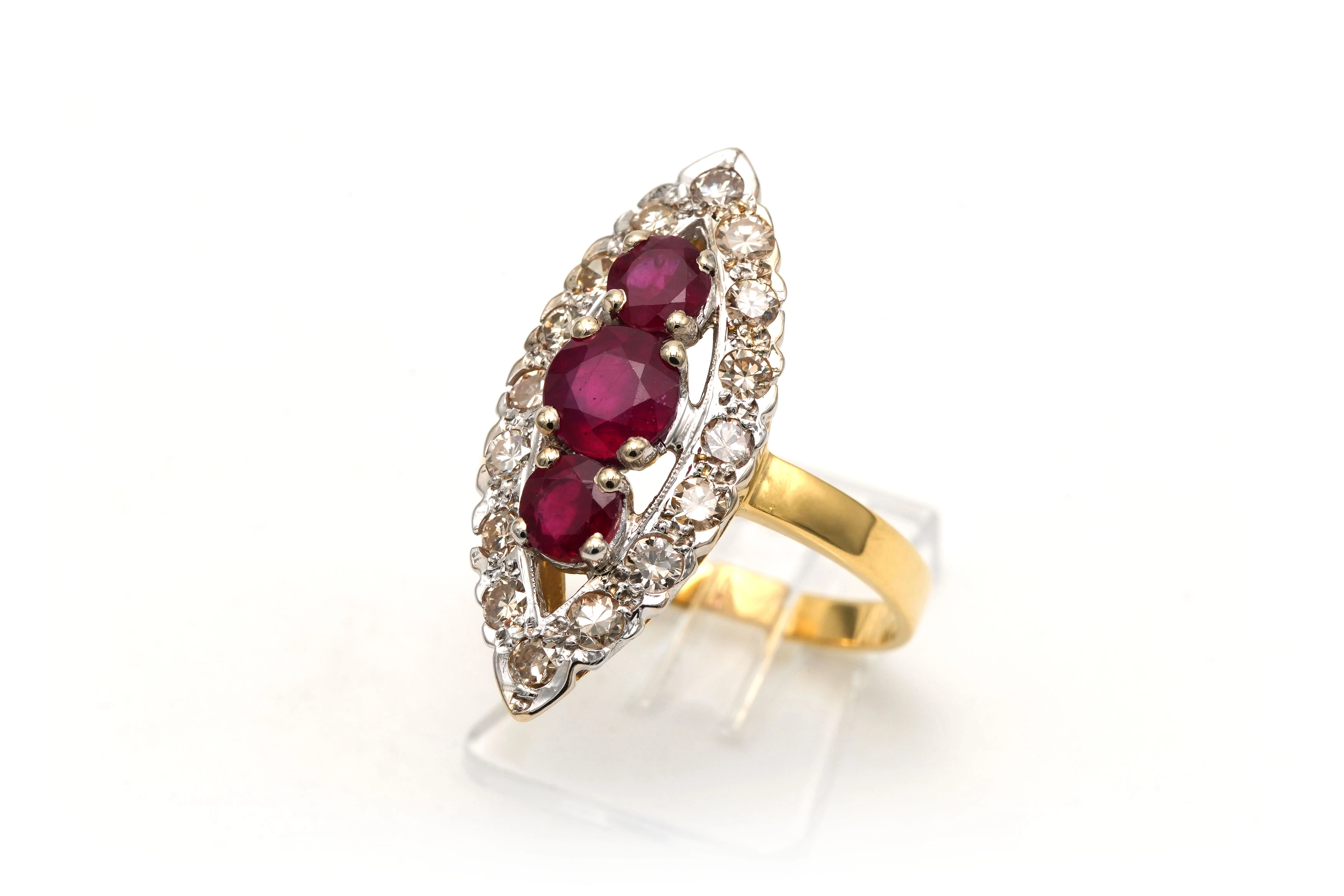 Bague marquise Années 70 en or jaune et blanc 18 carats sertie de rubis et de diamants taille "brillant" (+-ct) - 2