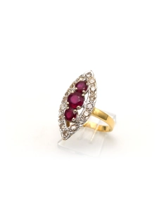 Bague marquise Années 70 en or jaune et blanc 18 carats sertie de rubis et de diamants taille "brillant" (+-ct) - 2