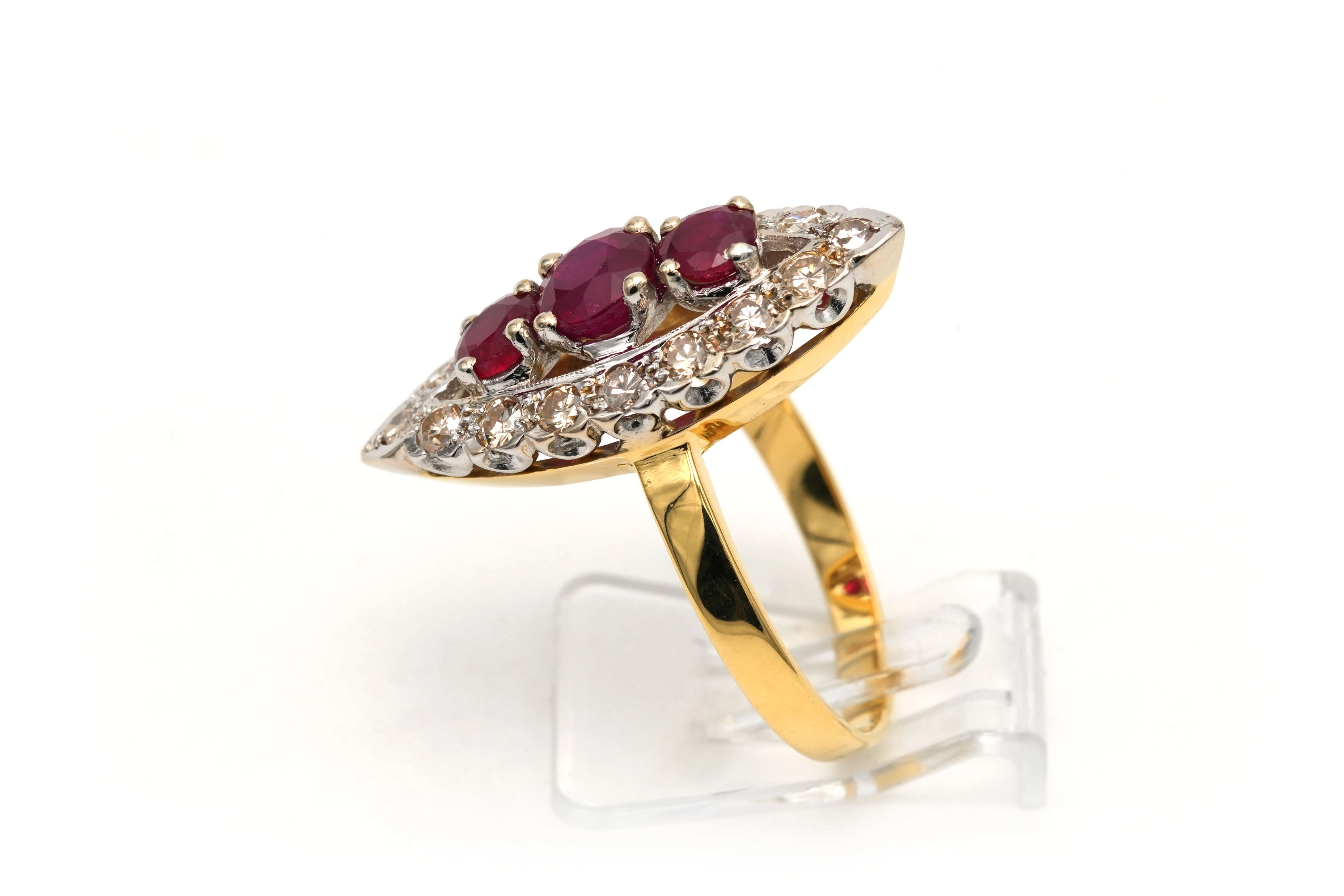 Bague marquise Années 70 en or jaune et blanc 18 carats sertie de rubis et de diamants taille "brillant" (+-ct) - 3