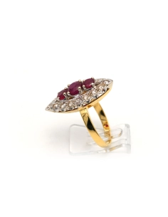 Bague marquise Années 70 en or jaune et blanc 18 carats sertie de rubis et de diamants taille "brillant" (+-ct) - 3