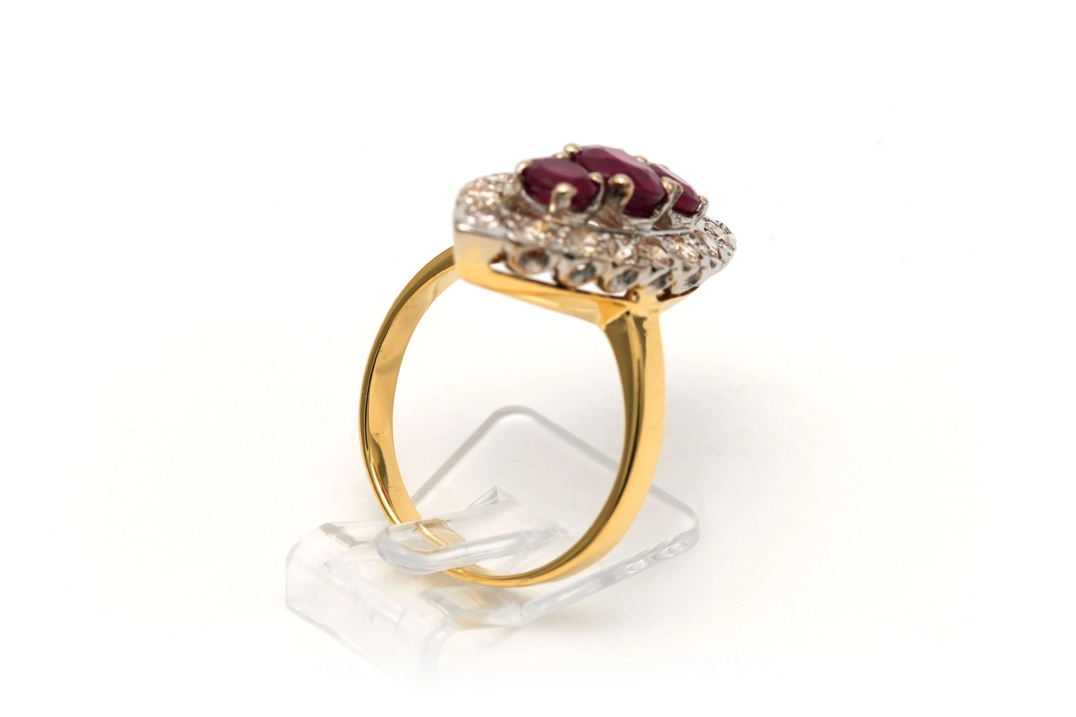 Bague marquise Années 70 en or jaune et blanc 18 carats sertie de rubis et de diamants taille "brillant" (+-ct) - 5