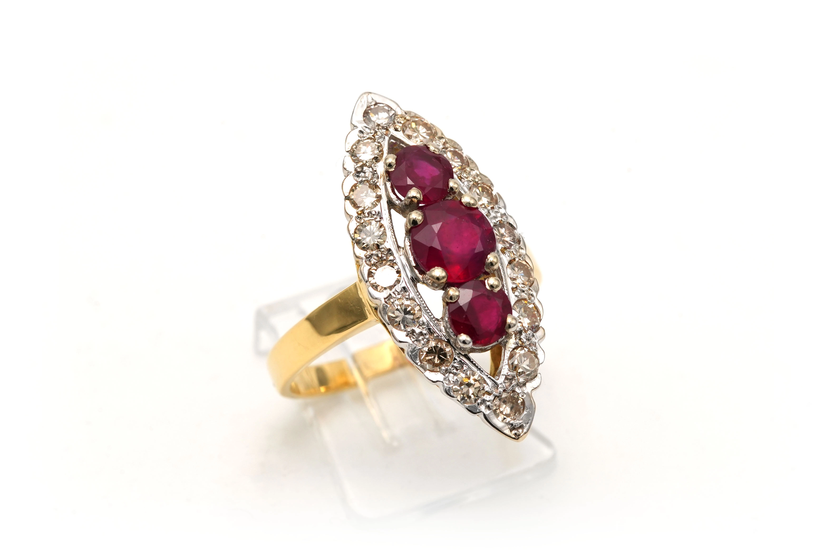 Bague marquise Années 70 en or jaune et blanc 18 carats sertie de rubis et de diamants taille "brillant" (+-ct) - 6