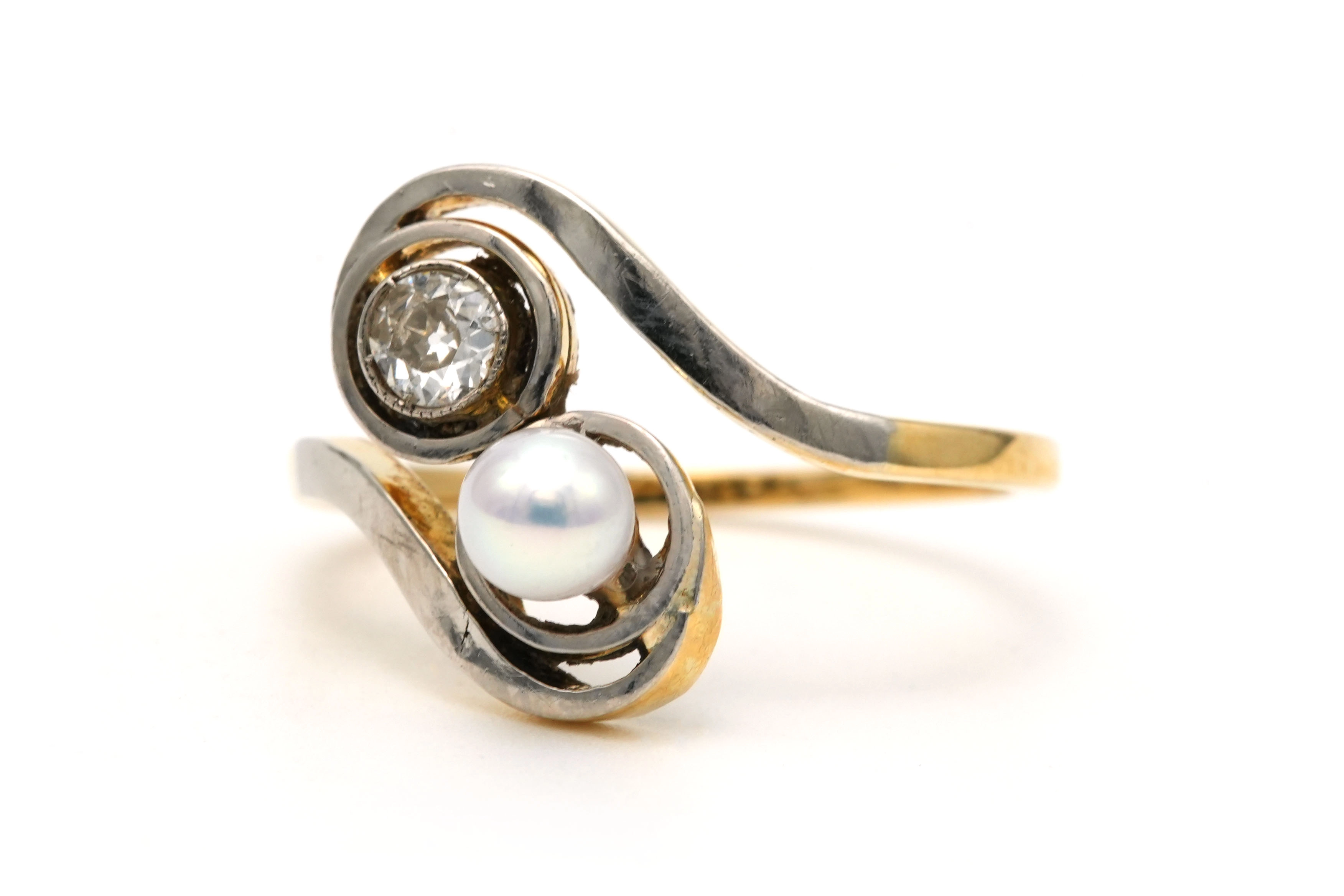 Bague Art Nouveau en or blanc et jaune 18 carats sertie d'une perle et de diamants old cut - 1