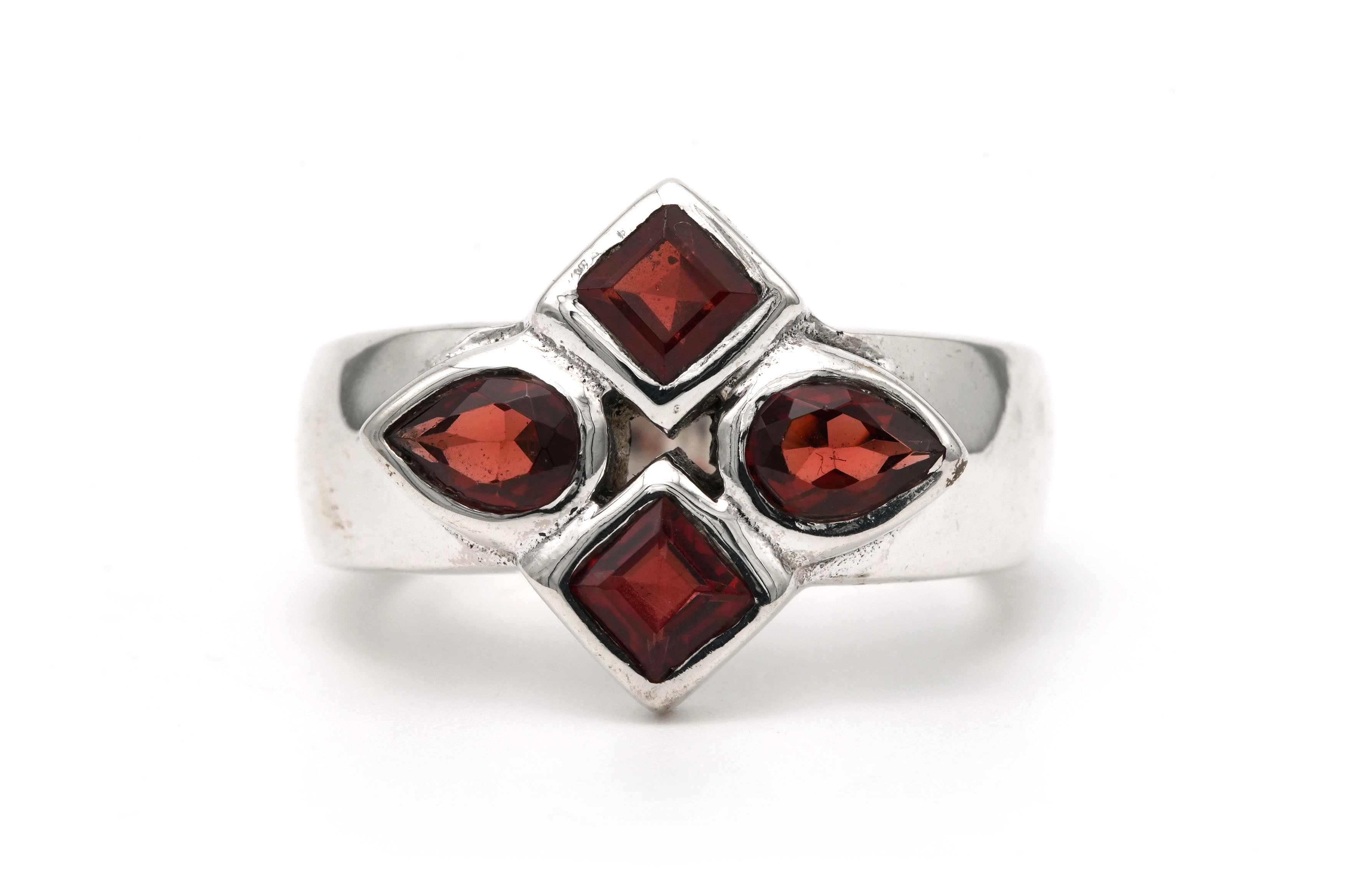 Bague contemporaine en argent 925 sertie de grenats - 1