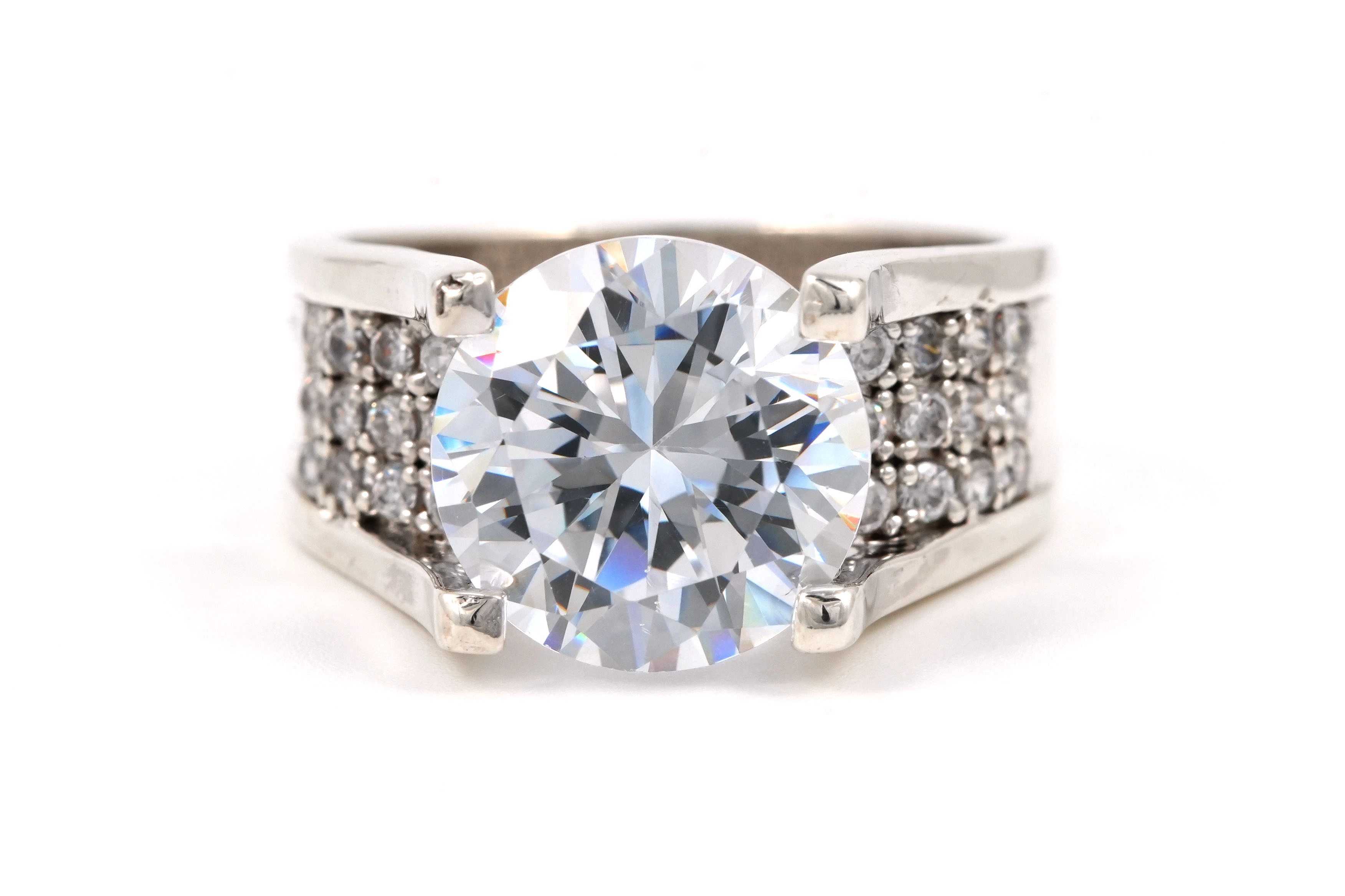 Bague contemporaine en argent 925 sertie de zirconiums - - 1