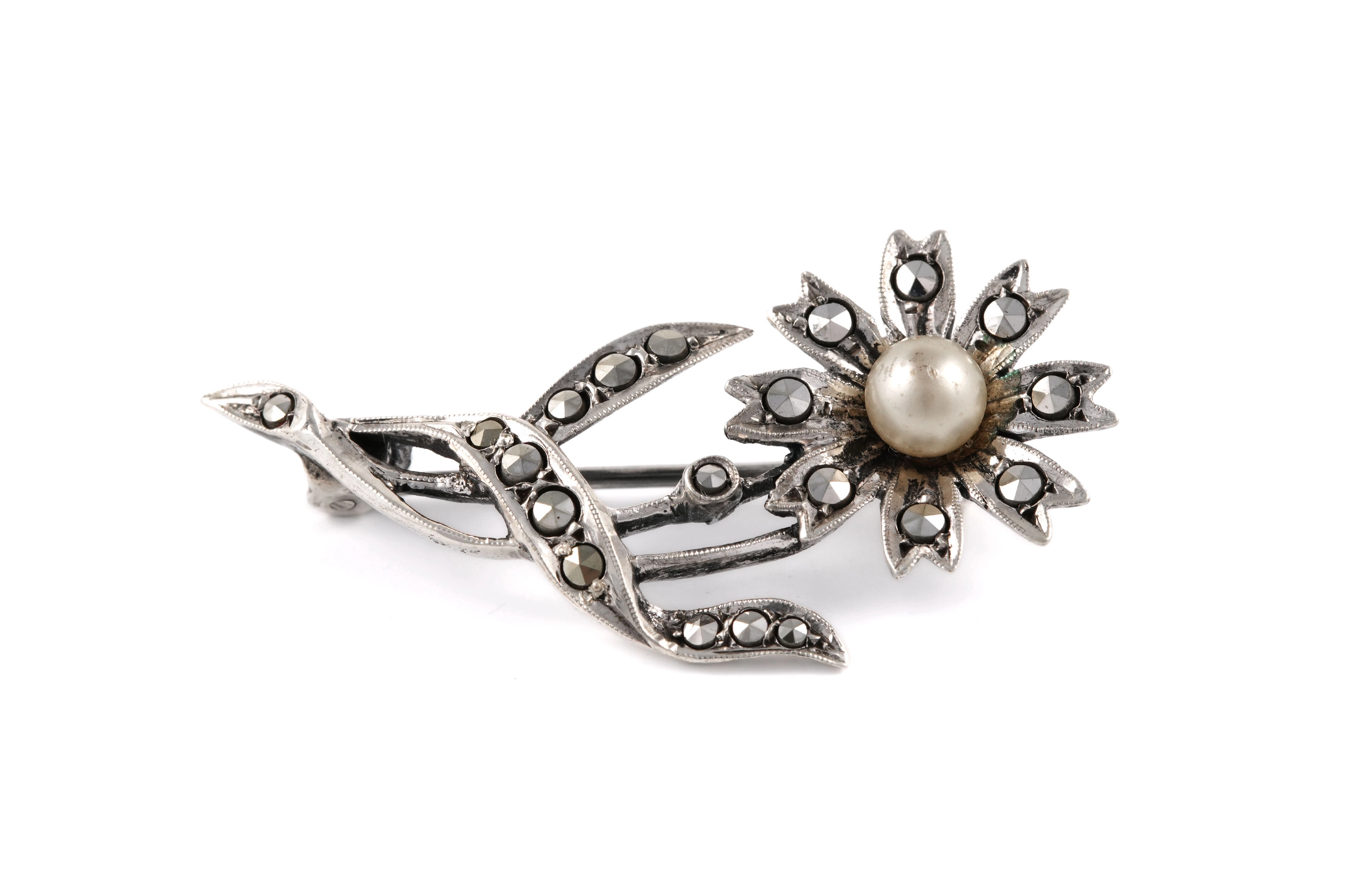 Broche Art Déco en argent 800 sertie de marcassites et d'une perle - - 1