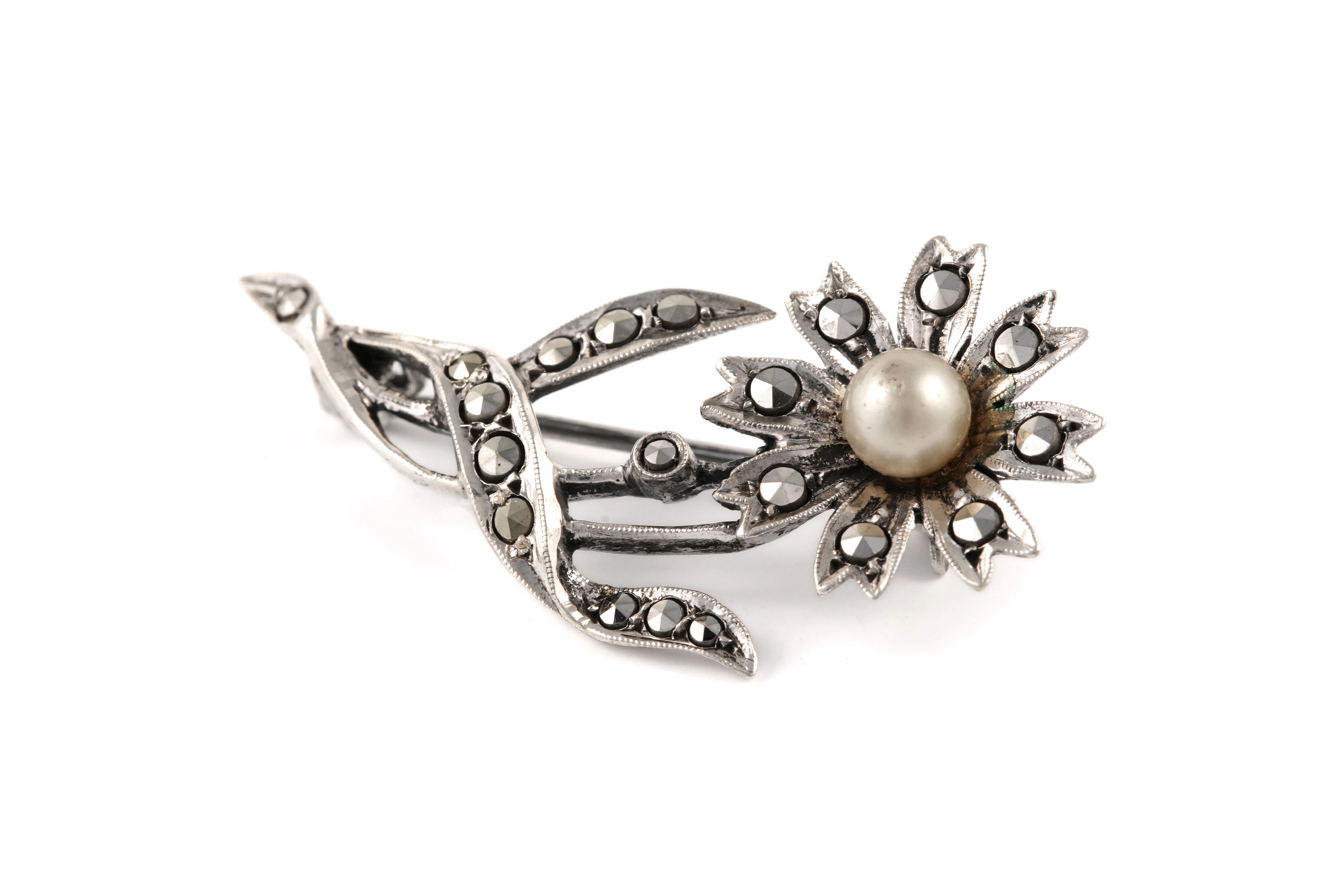 Broche Art Déco en argent 800 sertie de marcassites et d'une perle - - 2