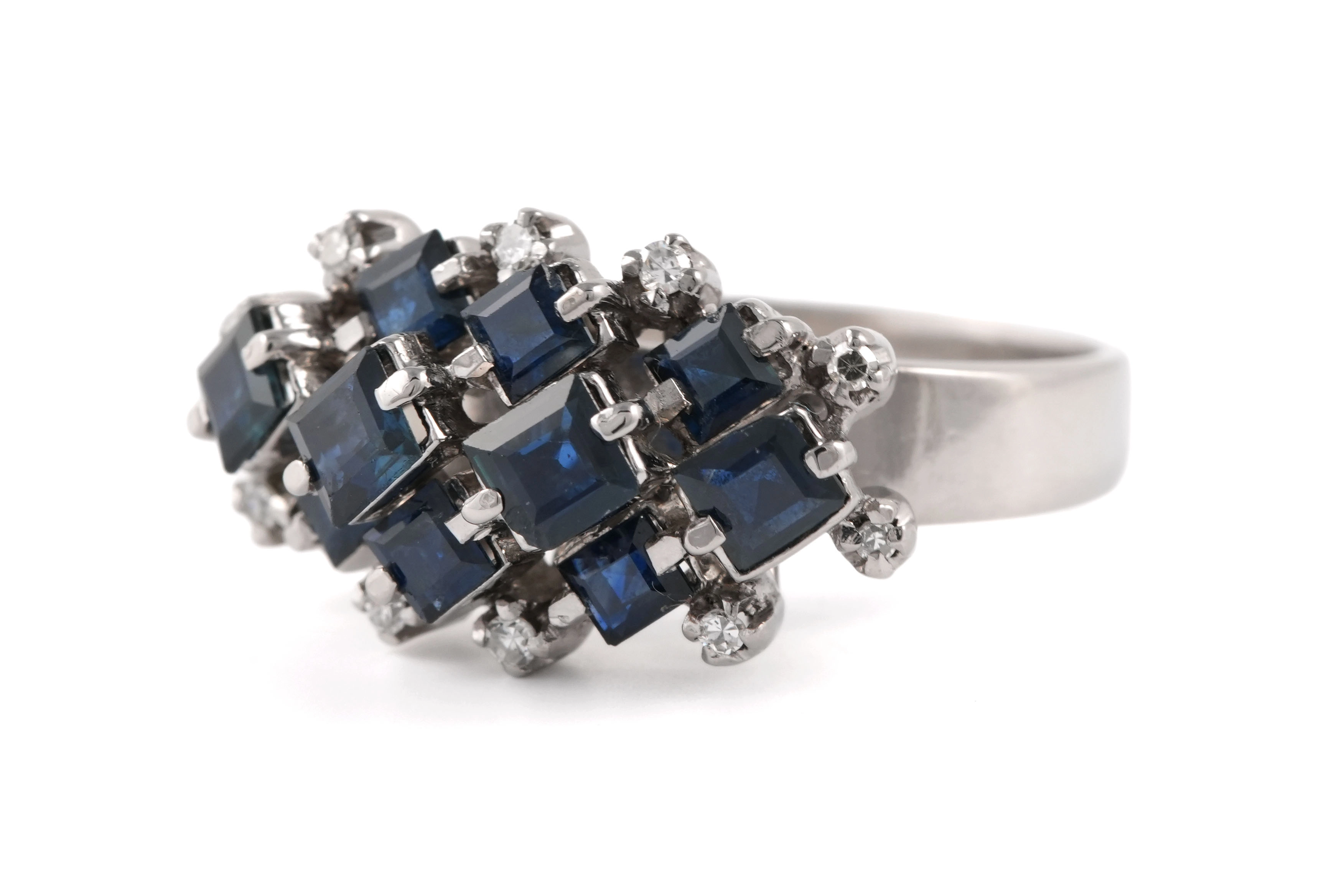 Bague Années 70 en or blanc 18 carats sertie de saphirs et de diamants taille "8/8" - - 2