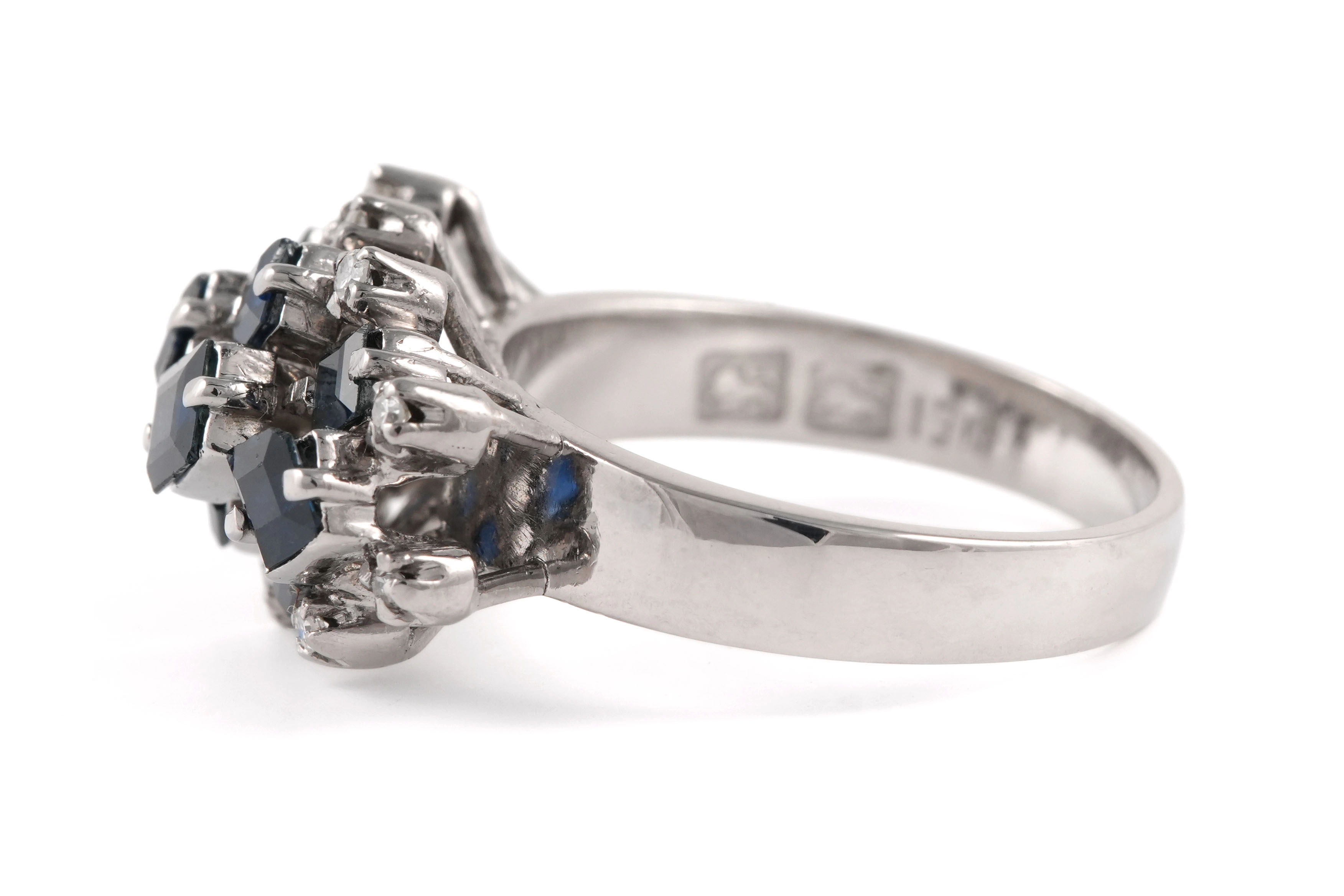Bague Années 70 en or blanc 18 carats sertie de saphirs et de diamants taille "8/8" - - 3