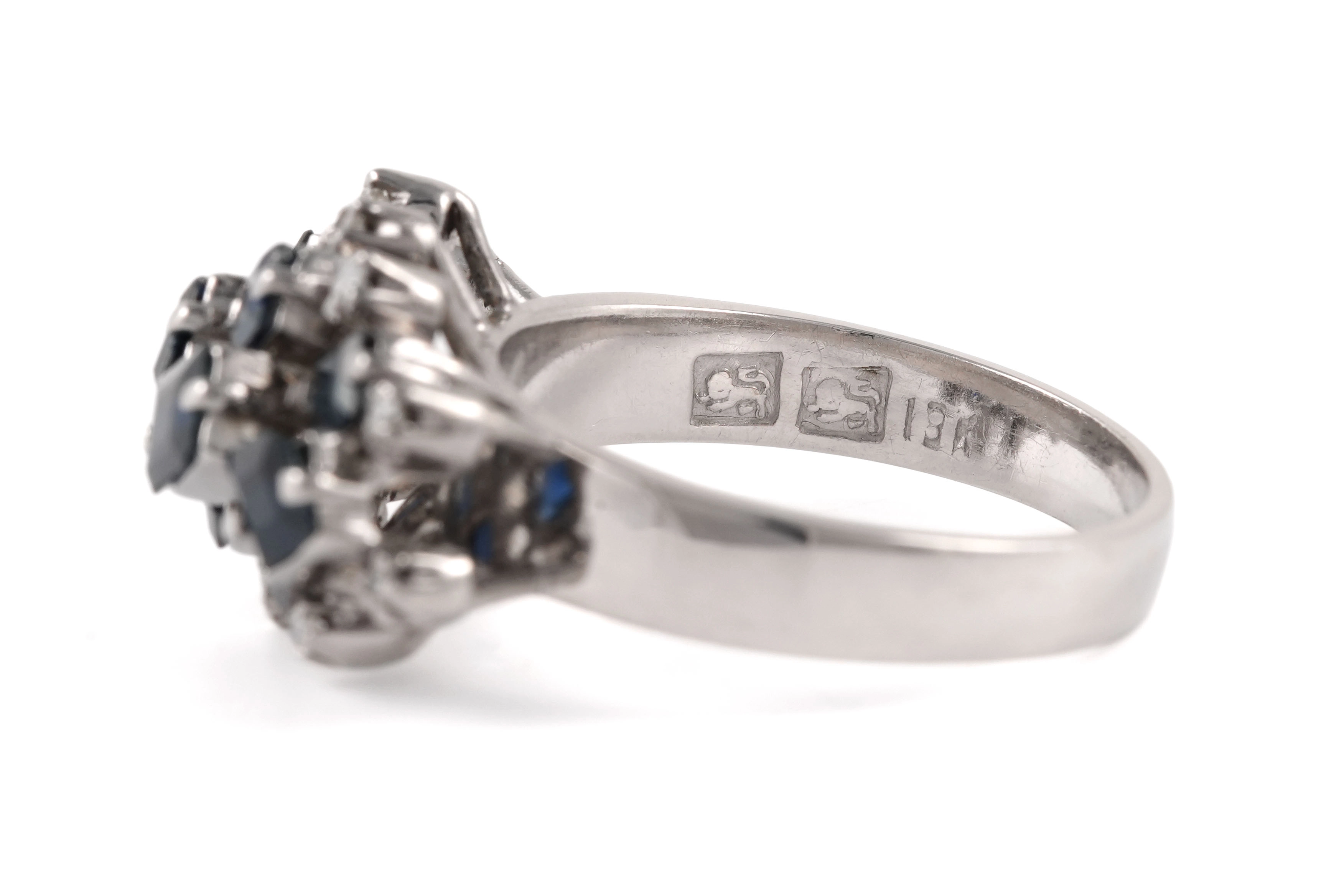 Bague Années 70 en or blanc 18 carats sertie de saphirs et de diamants taille "8/8" - - 4