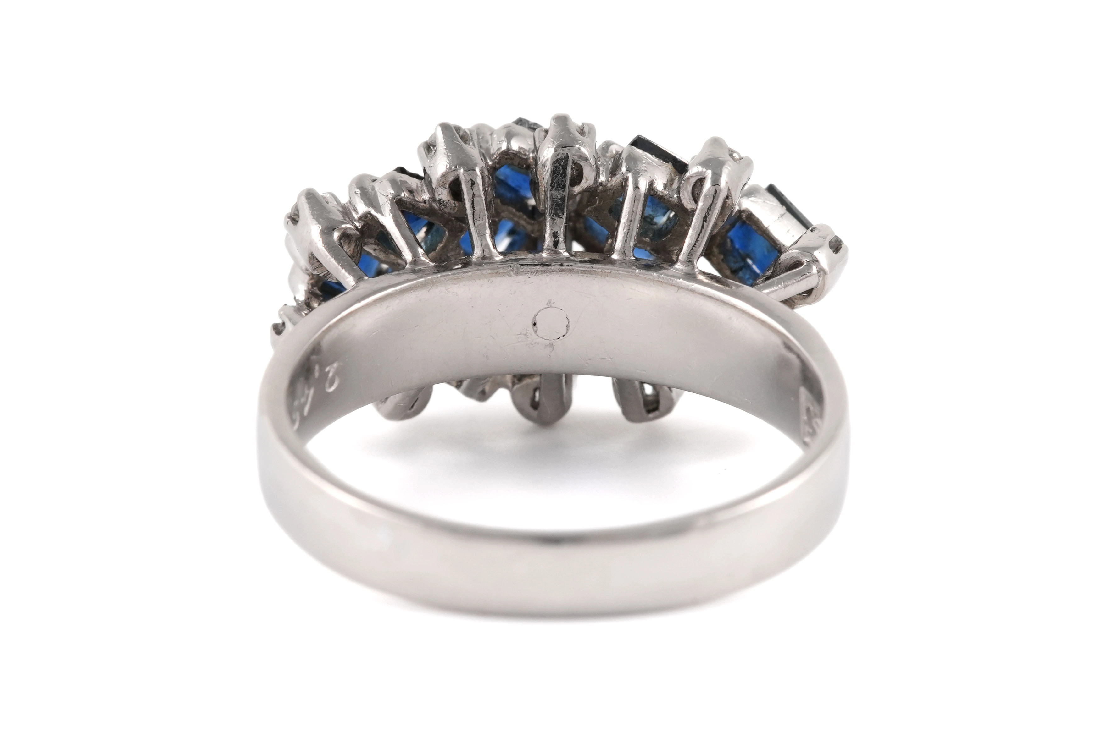 Bague Années 70 en or blanc 18 carats sertie de saphirs et de diamants taille "8/8" - - 5