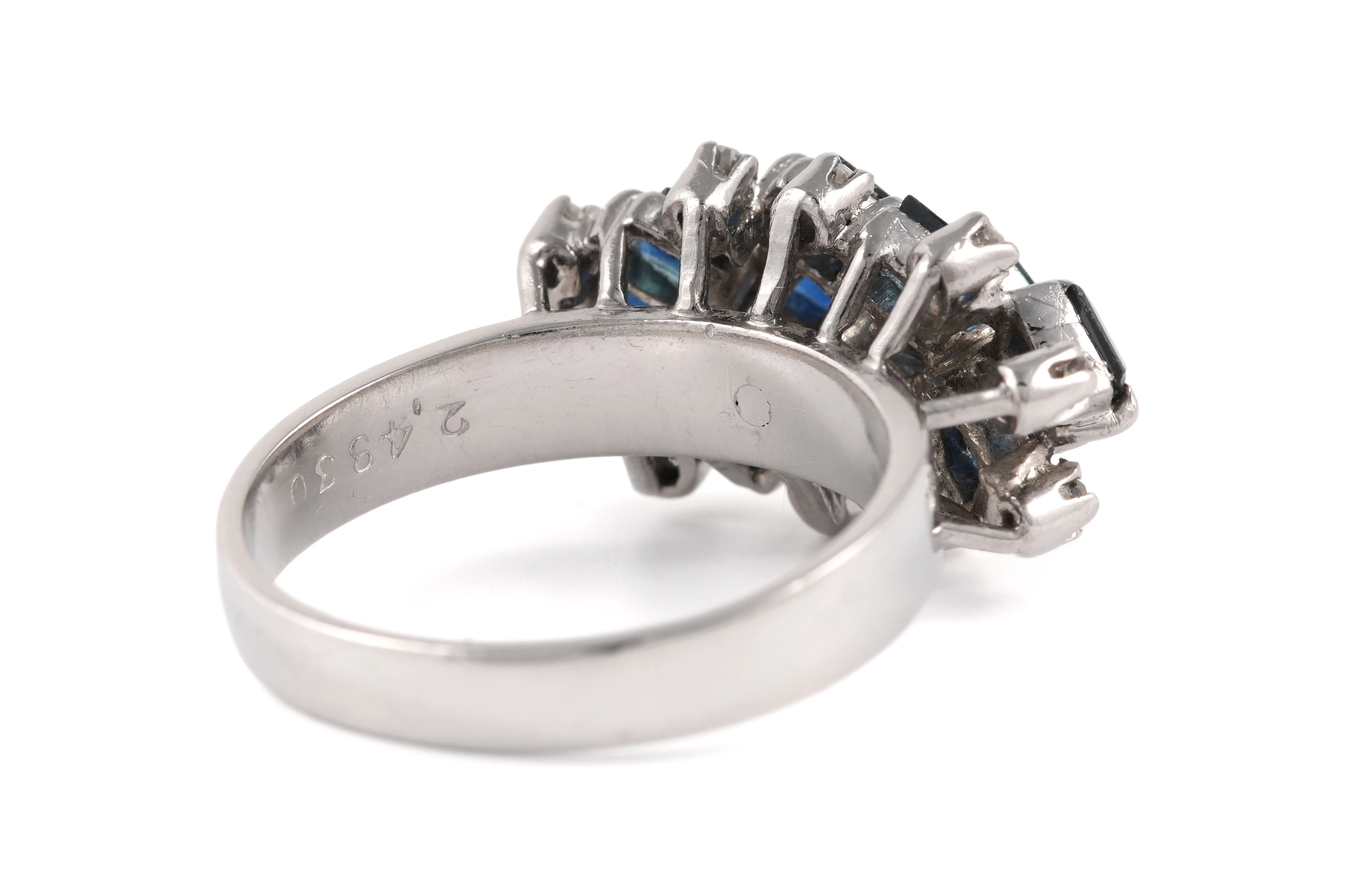 Bague Années 70 en or blanc 18 carats sertie de saphirs et de diamants taille "8/8" - - 6