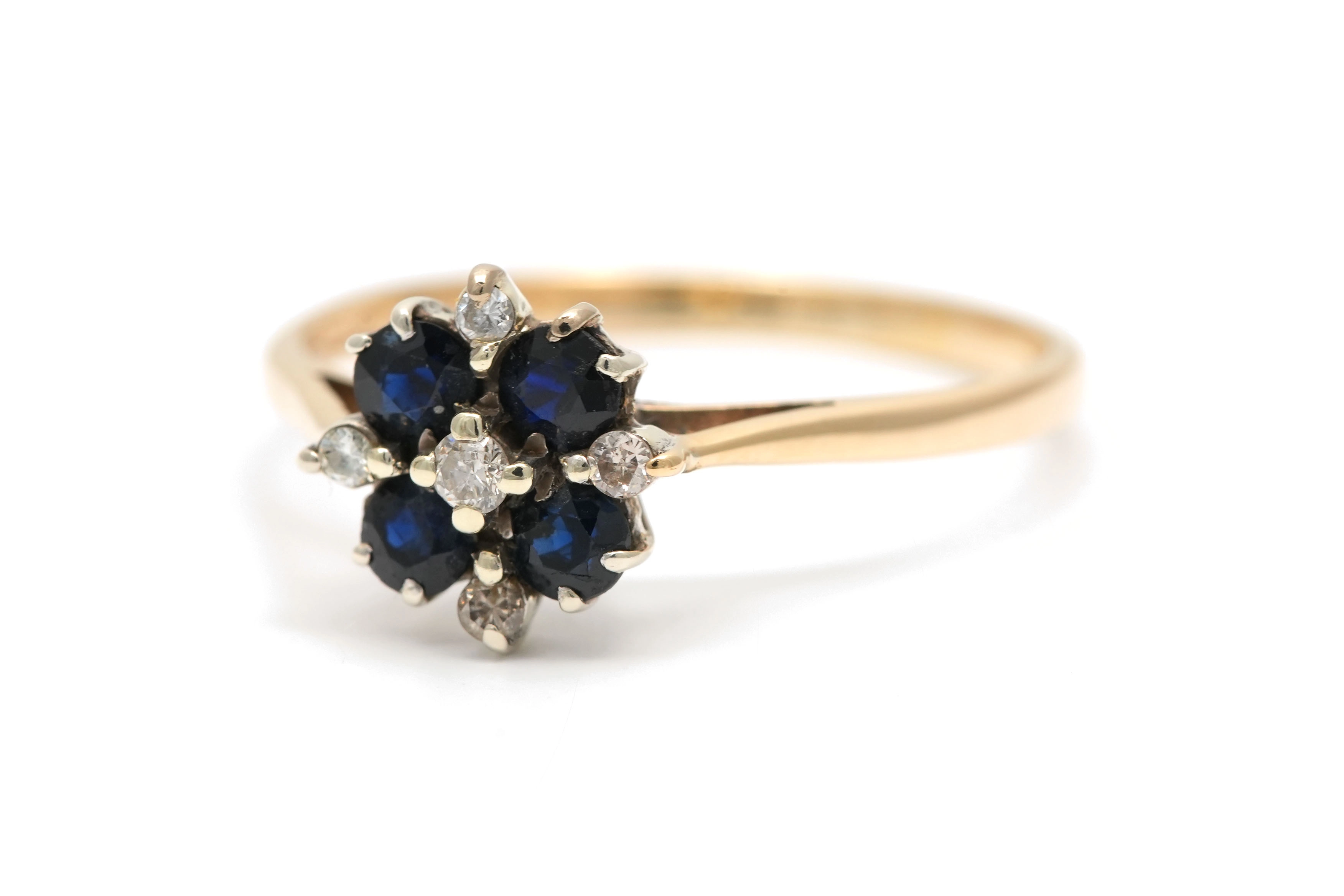 Bague contemporaine en or jaune 9 carats sertie de saphirs et de diamants taille "brillant" (+-0.12ct) - - 2