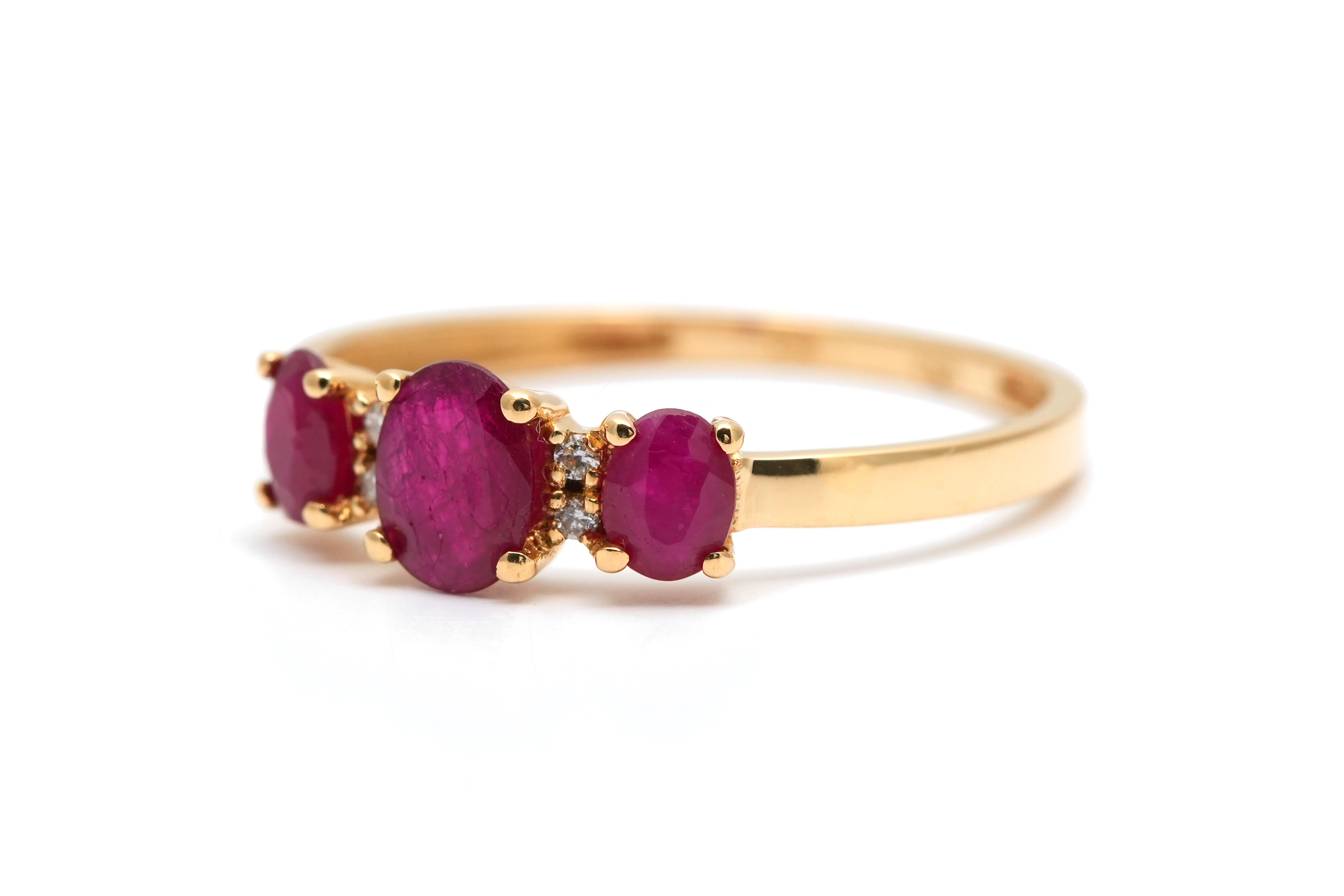 Bague contemporaine en or jaune 18 carats sertie de rubis et de diamants taille "brillant" (+-0.028ct) - - 2