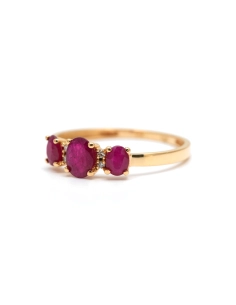 Bague contemporaine en or jaune 18 carats sertie de rubis et de diamants taille "brillant" (+-0.028ct) - - 2