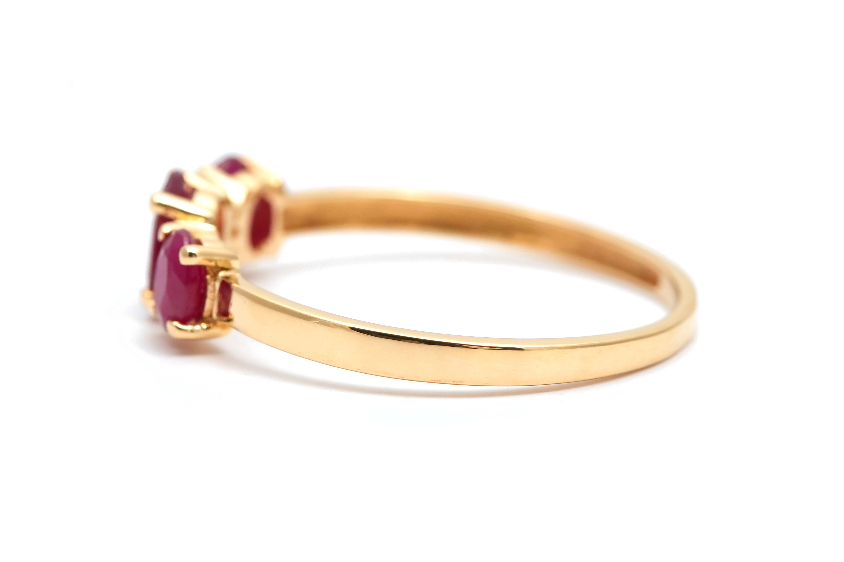 Bague contemporaine en or jaune 18 carats sertie de rubis et de diamants taille "brillant" (+-0.028ct) - - 3
