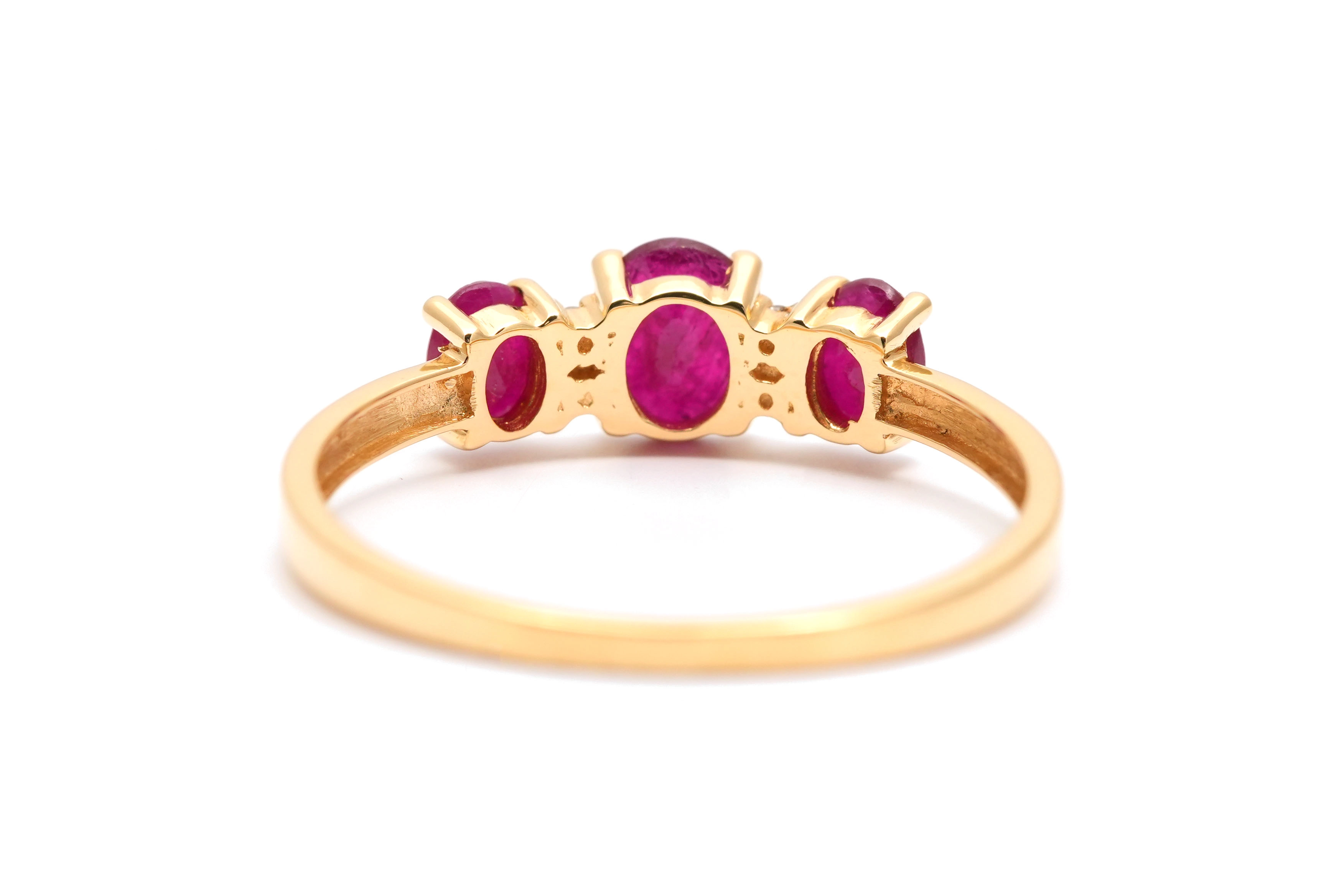 Bague contemporaine en or jaune 18 carats sertie de rubis et de diamants taille "brillant" (+-0.028ct) - - 4