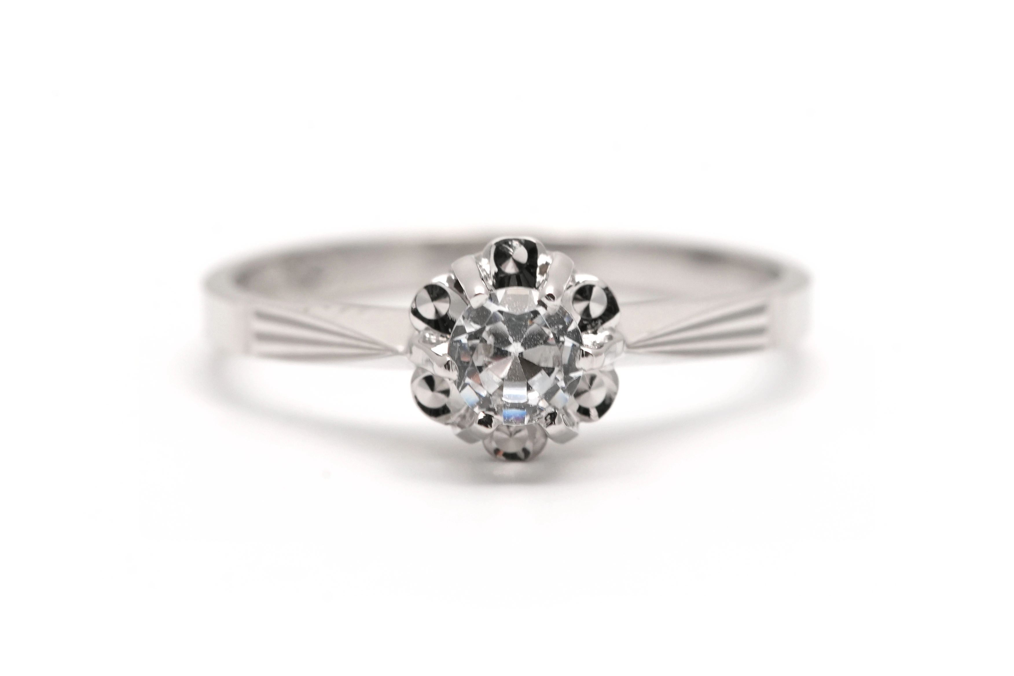 Bague Années 70 en or blanc 9 carats sertie d'un saphir blanc - - 1