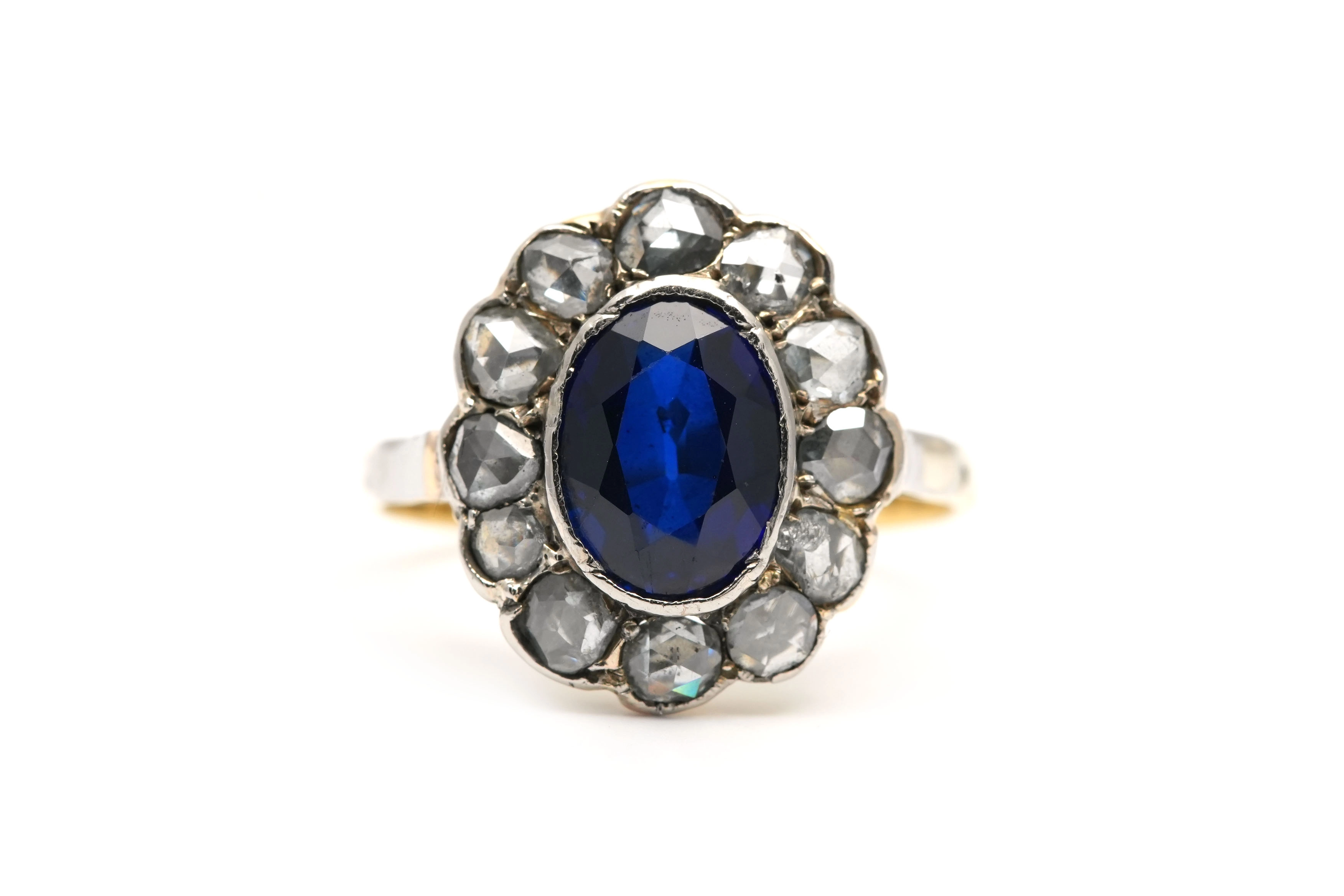 Bague Art Déco en or jaune et blanc 18 carats sertie d'un saphir de synthèse et de diamants taille "rose" - - 1
