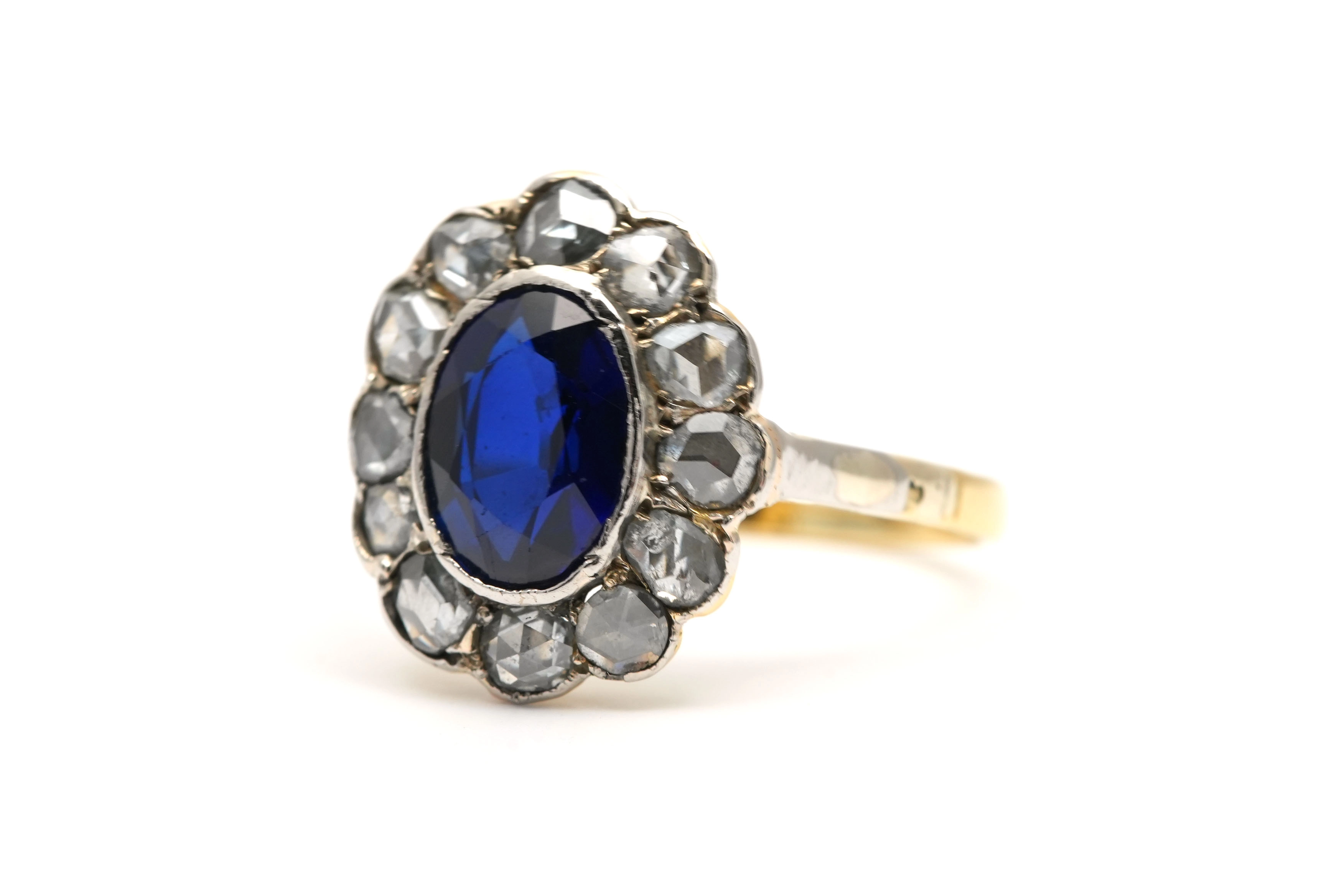 Bague Art Déco en or jaune et blanc 18 carats sertie d'un saphir de synthèse et de diamants taille "rose" - - 2
