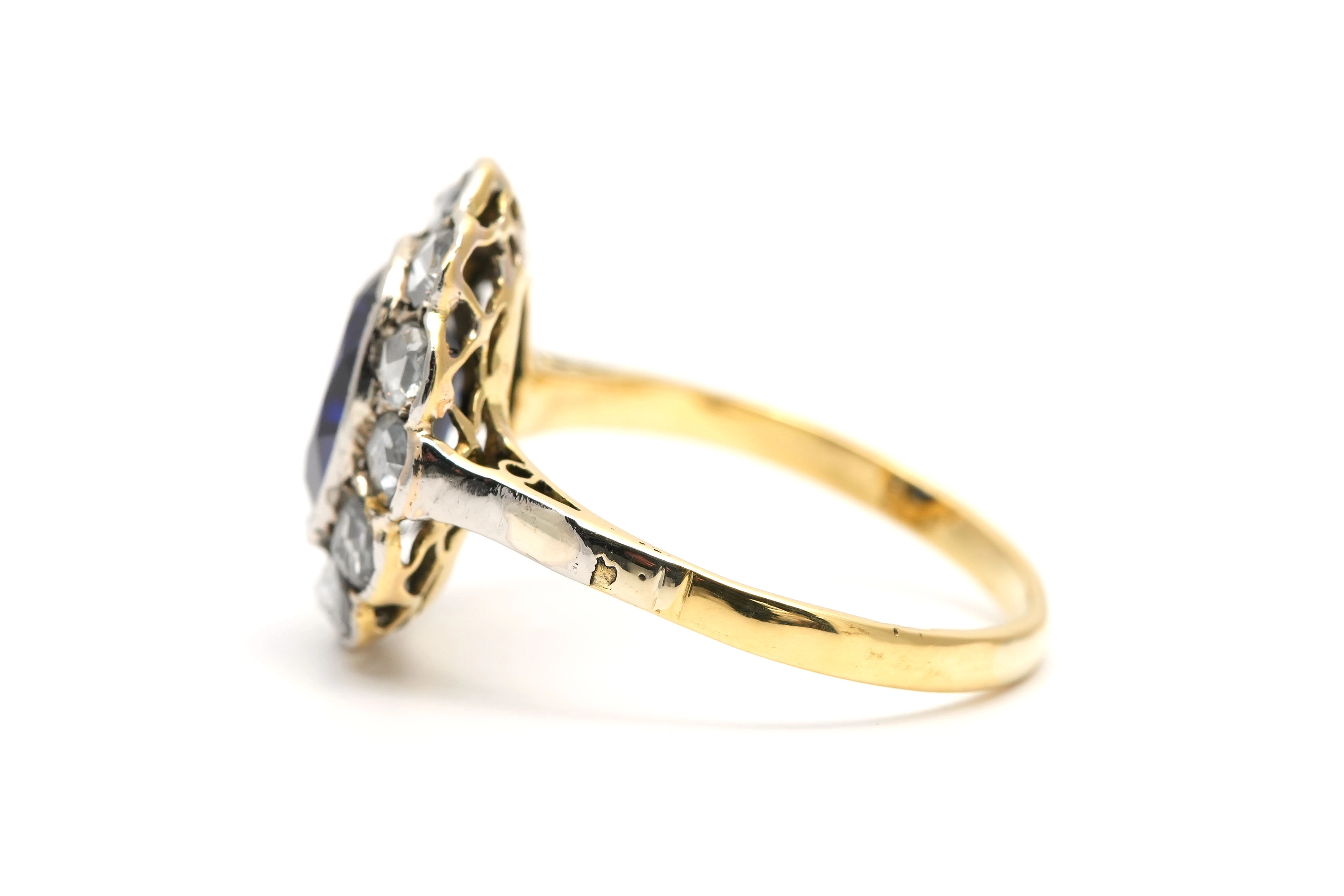 Bague Art Déco en or jaune et blanc 18 carats sertie d'un saphir de synthèse et de diamants taille "rose" - - 3