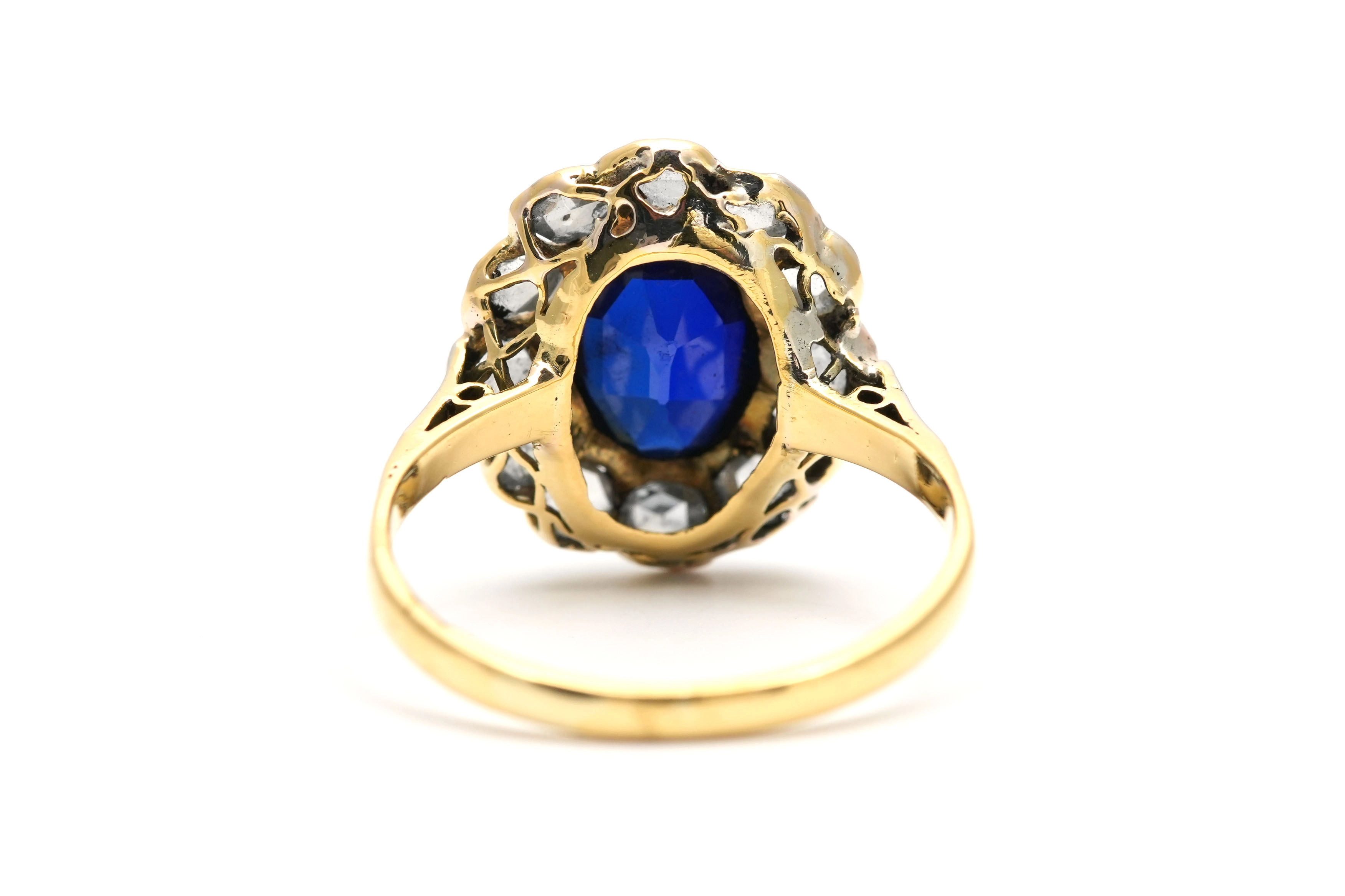 Bague Art Déco en or jaune et blanc 18 carats sertie d'un saphir de synthèse et de diamants taille "rose" - - 4