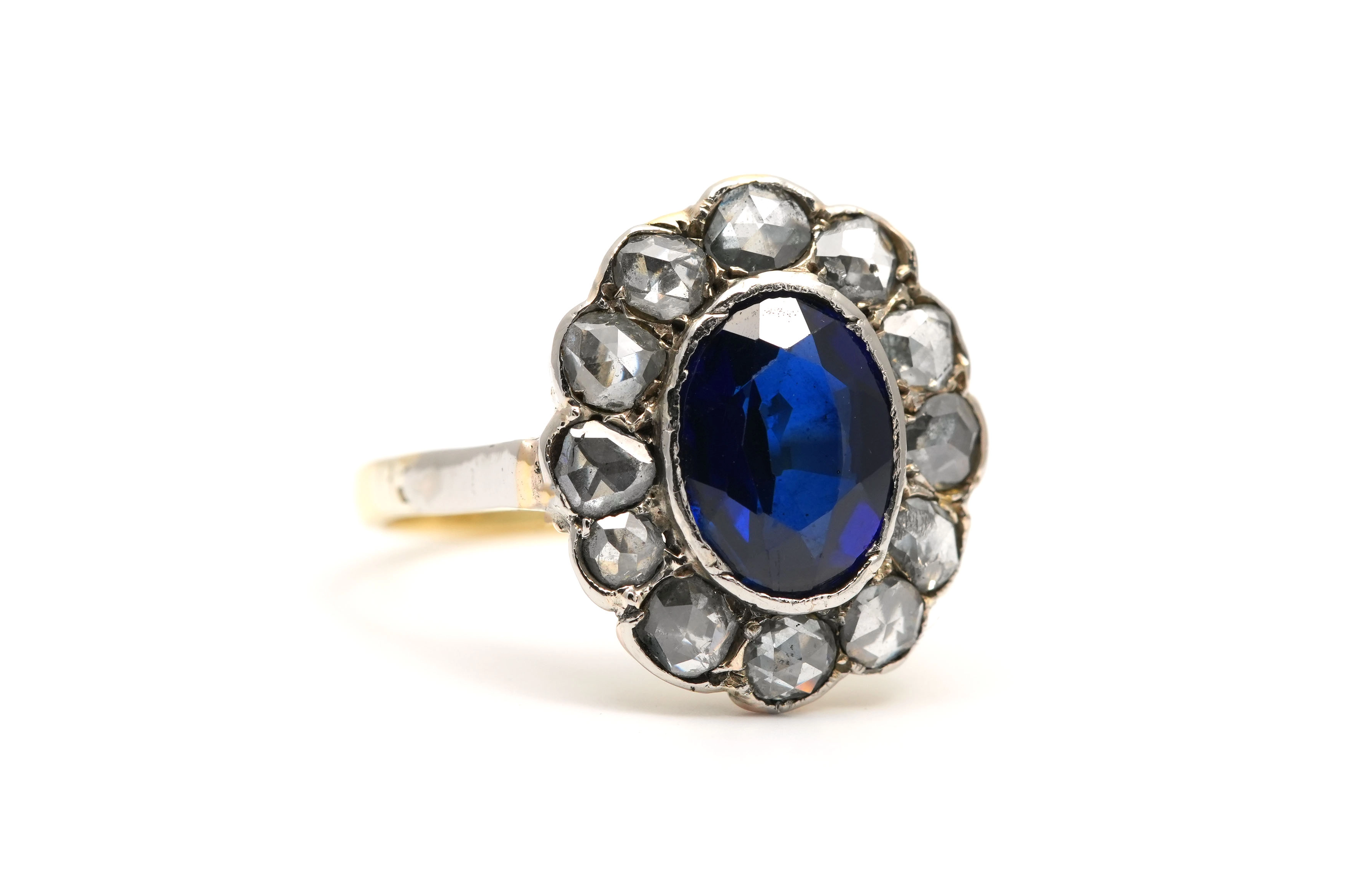 Bague Art Déco en or jaune et blanc 18 carats sertie d'un saphir de synthèse et de diamants taille "rose" - - 6