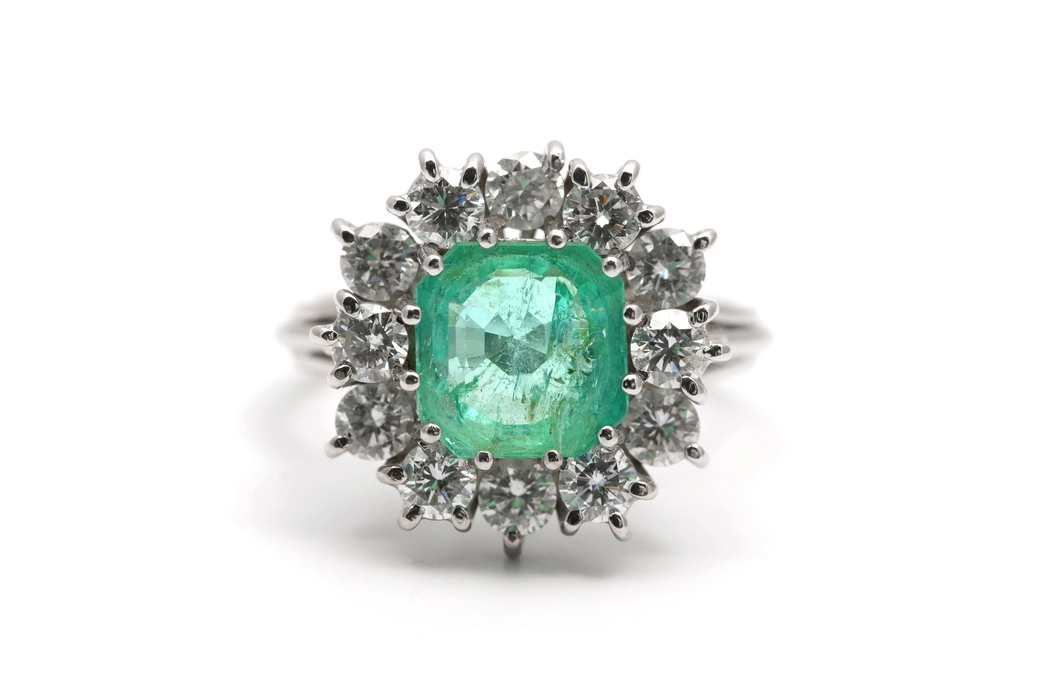 Bague contemporaine en or blanc 18 carats sertie d'une émeraude et de diamants taille "brillant" (+-1.20 ct) - - 1