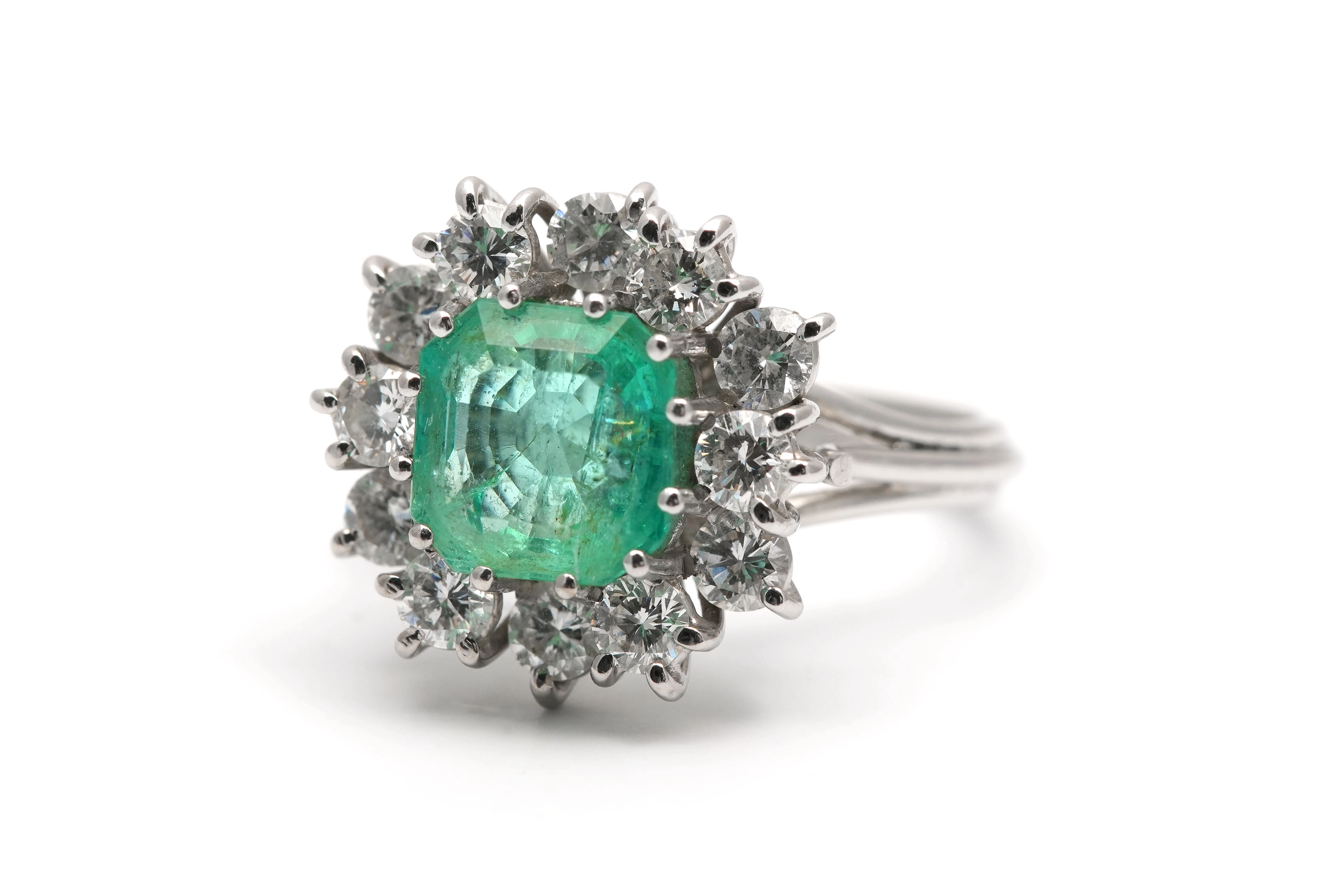 Bague contemporaine en or blanc 18 carats sertie d'une émeraude et de diamants taille "brillant" (+-1.20 ct) - - 2