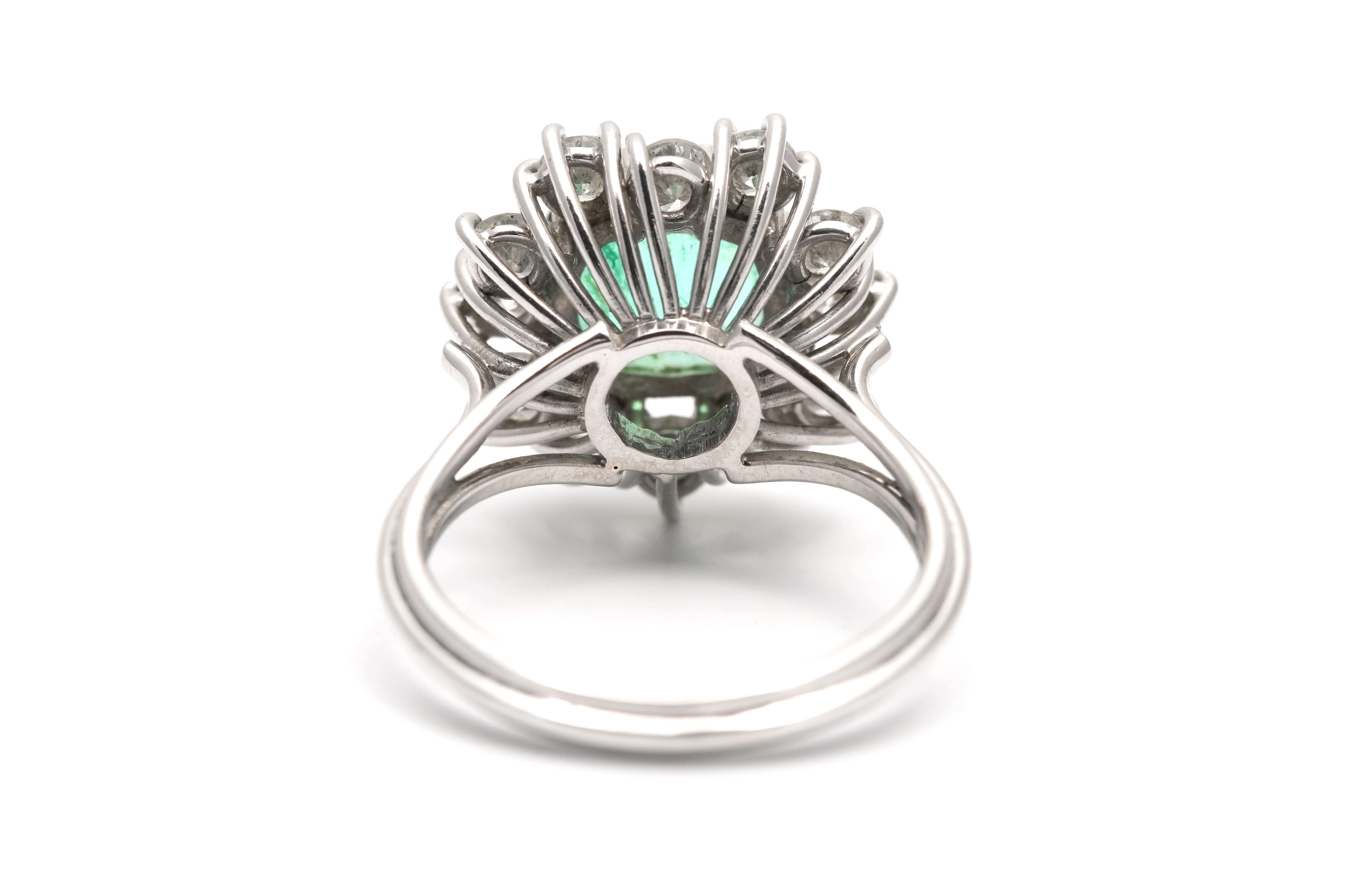 Bague contemporaine en or blanc 18 carats sertie d'une émeraude et de diamants taille "brillant" (+-1.20 ct) - - 4