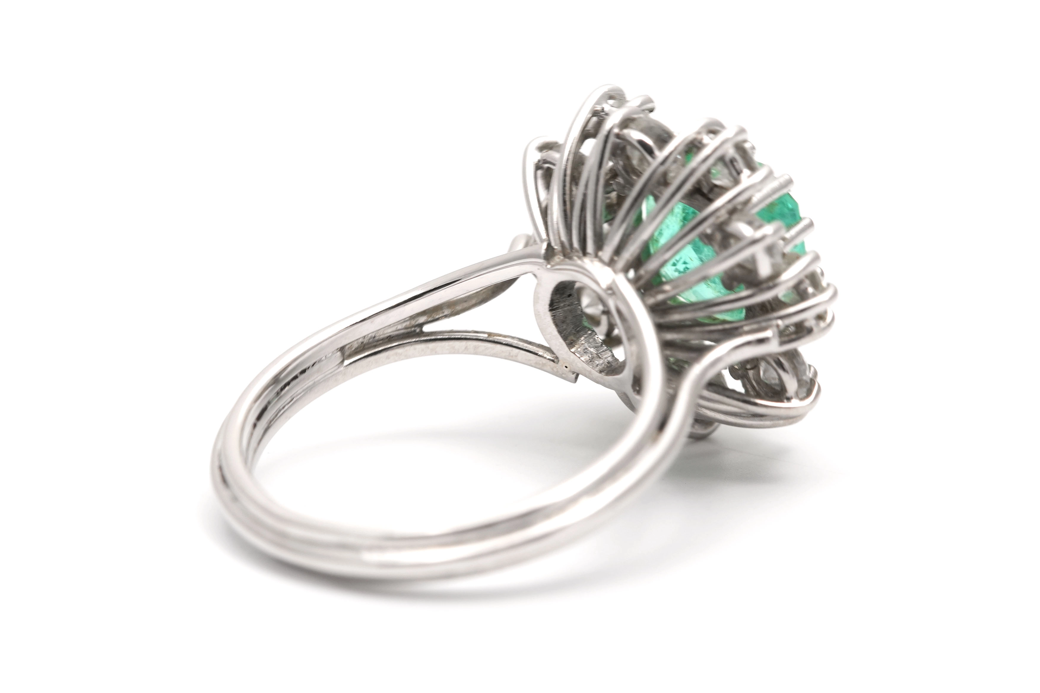 Bague contemporaine en or blanc 18 carats sertie d'une émeraude et de diamants taille "brillant" (+-1.20 ct) - - 5
