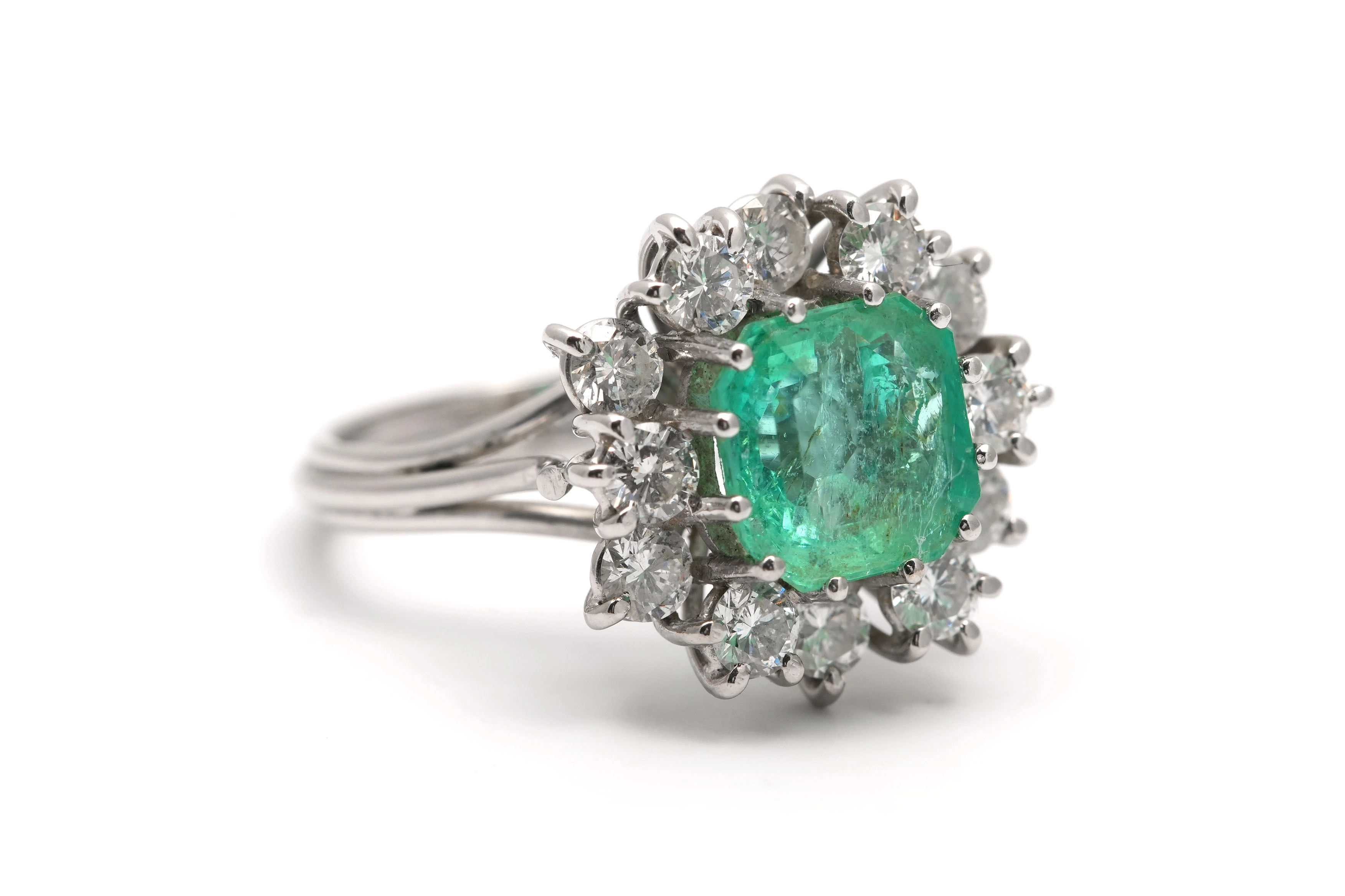 Bague contemporaine en or blanc 18 carats sertie d'une émeraude et de diamants taille "brillant" (+-1.20 ct) - - 6