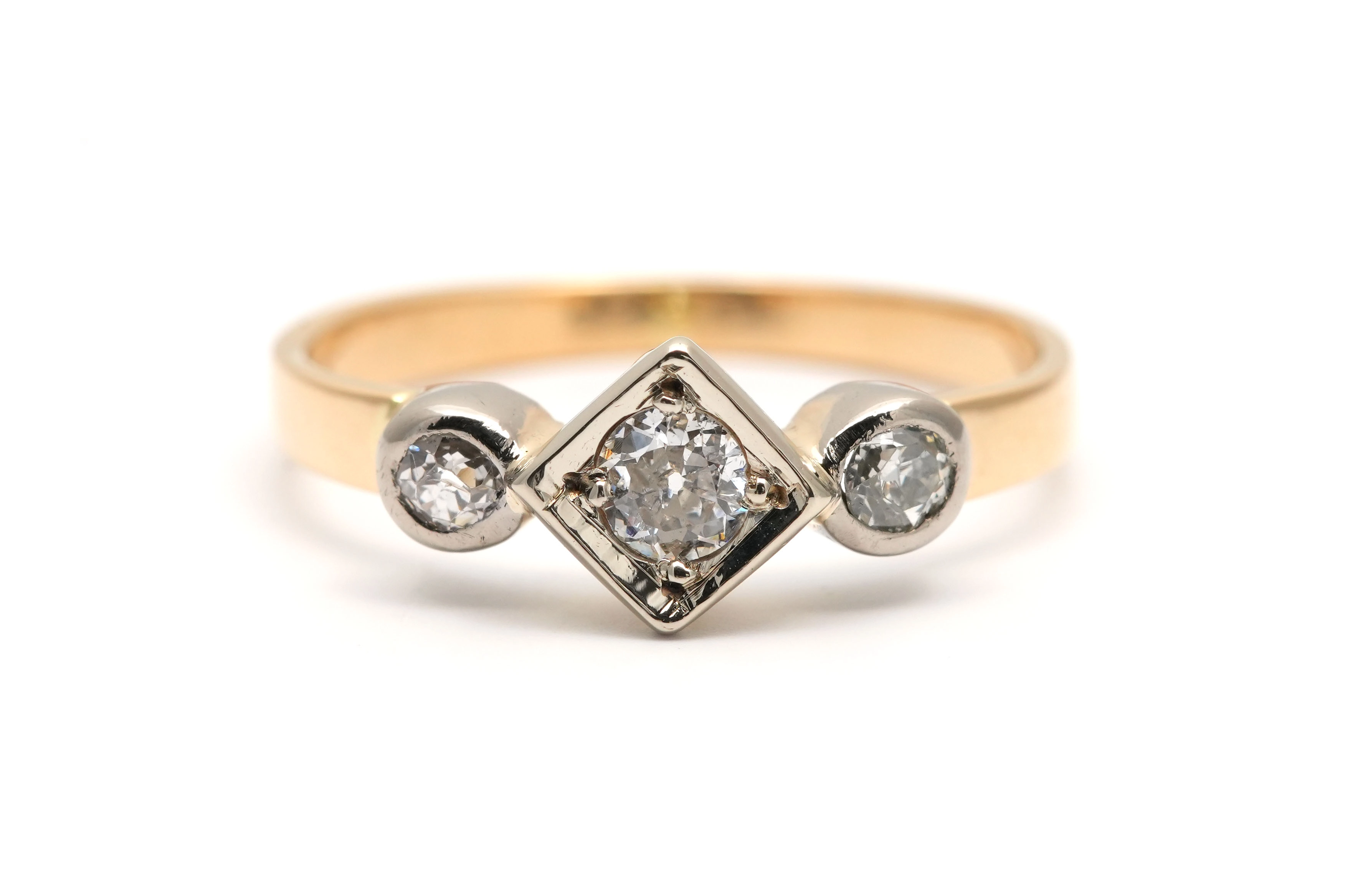Bague Art Déco en or jaune et blanc 18 carats sertie de diamants taille "old cut" - - 1