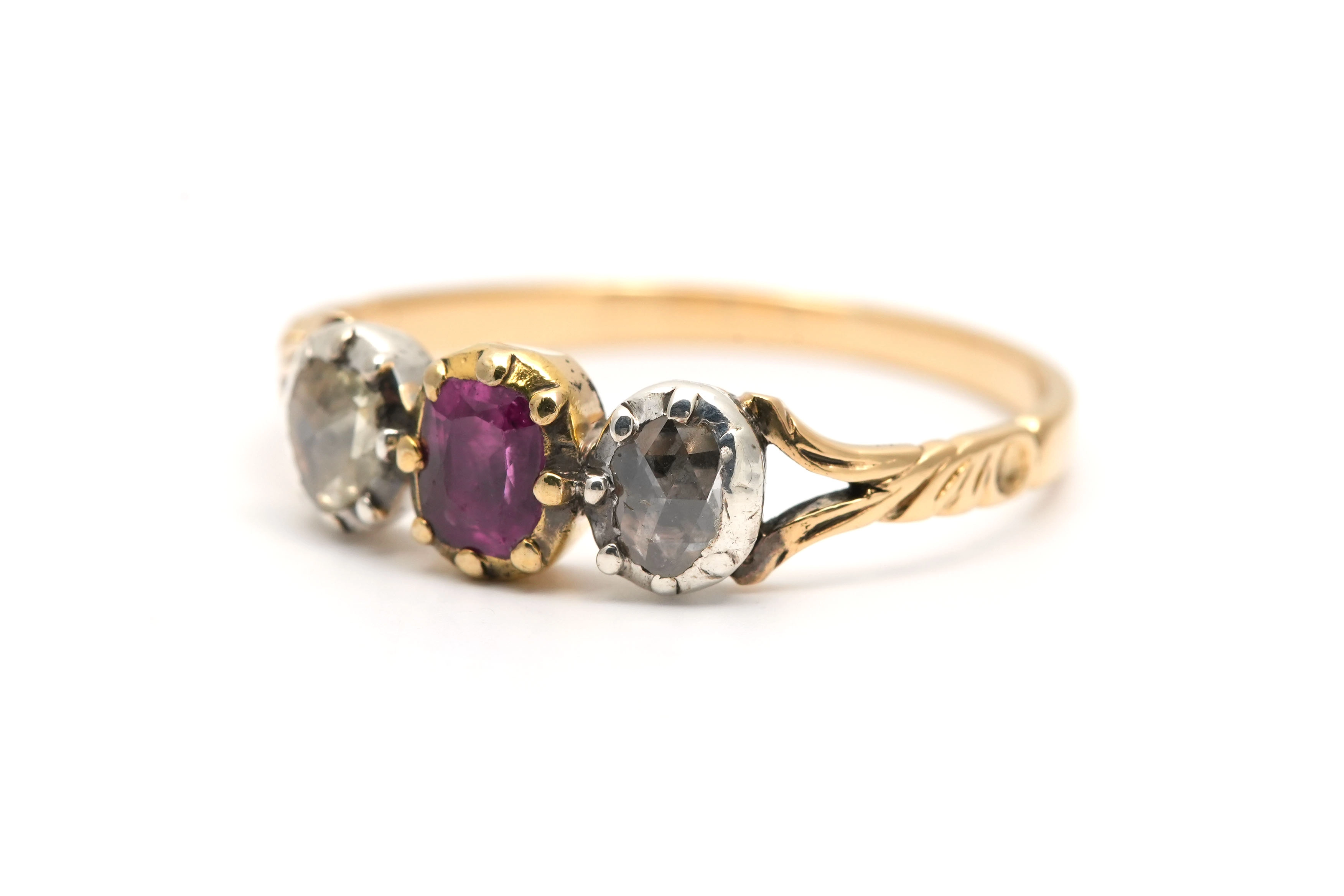 Bague Art Nouveau en or jaune 18 carats sertie d'un rubis et de diamants taille "rose" - - 2