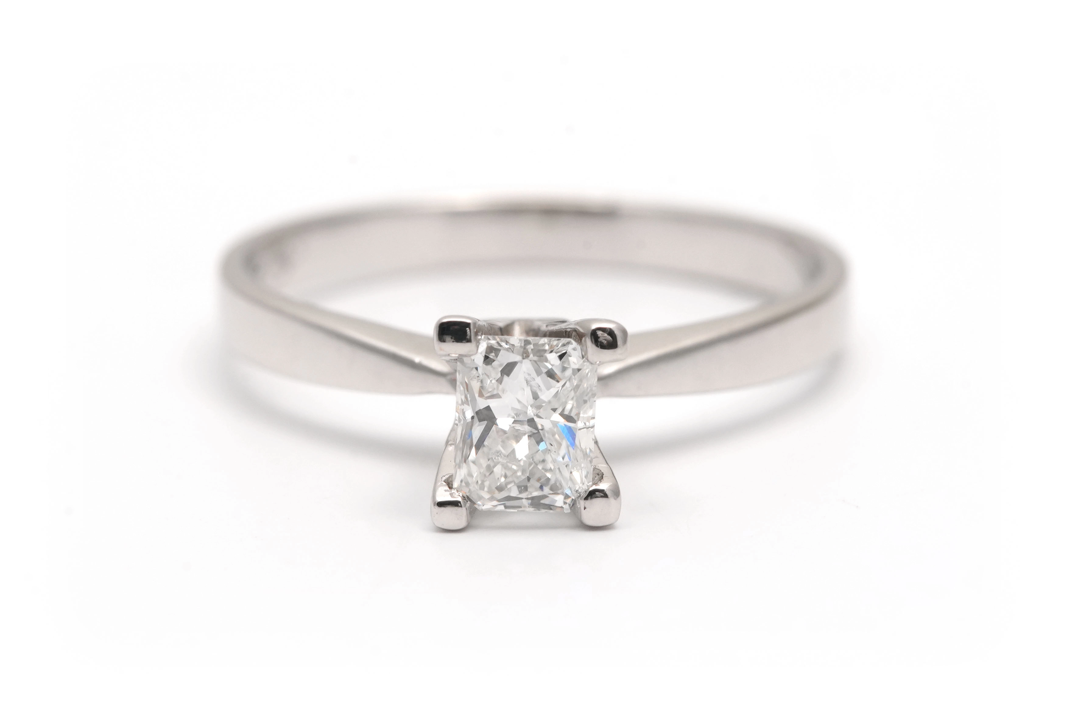 Bague contemporaine en or blanc 18 carats sertie d'un diamant taille "baguette" (+- 0.35 ct) - - 1