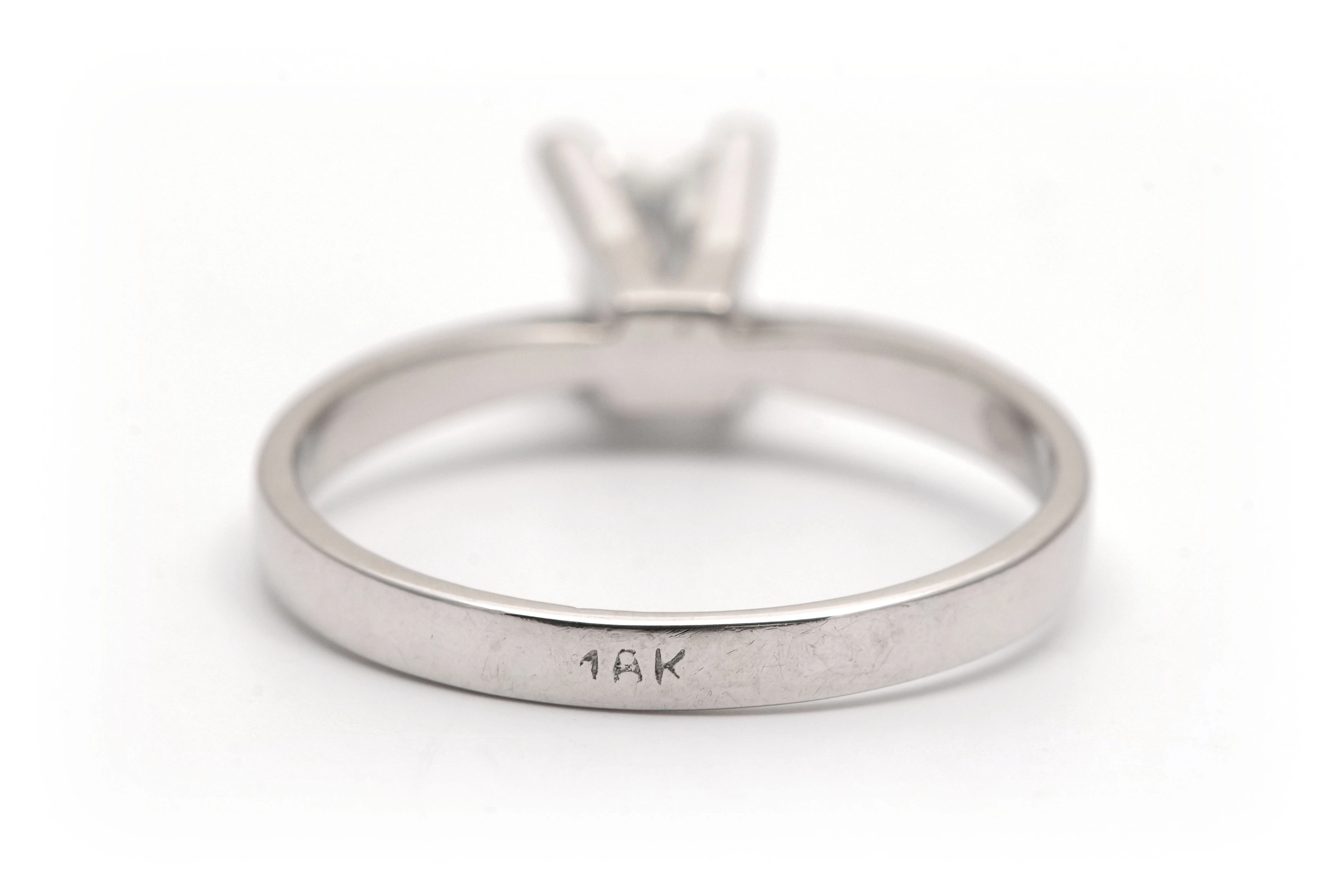 Bague contemporaine en or blanc 18 carats sertie d'un diamant taille "baguette" (+- 0.35 ct) - - 6