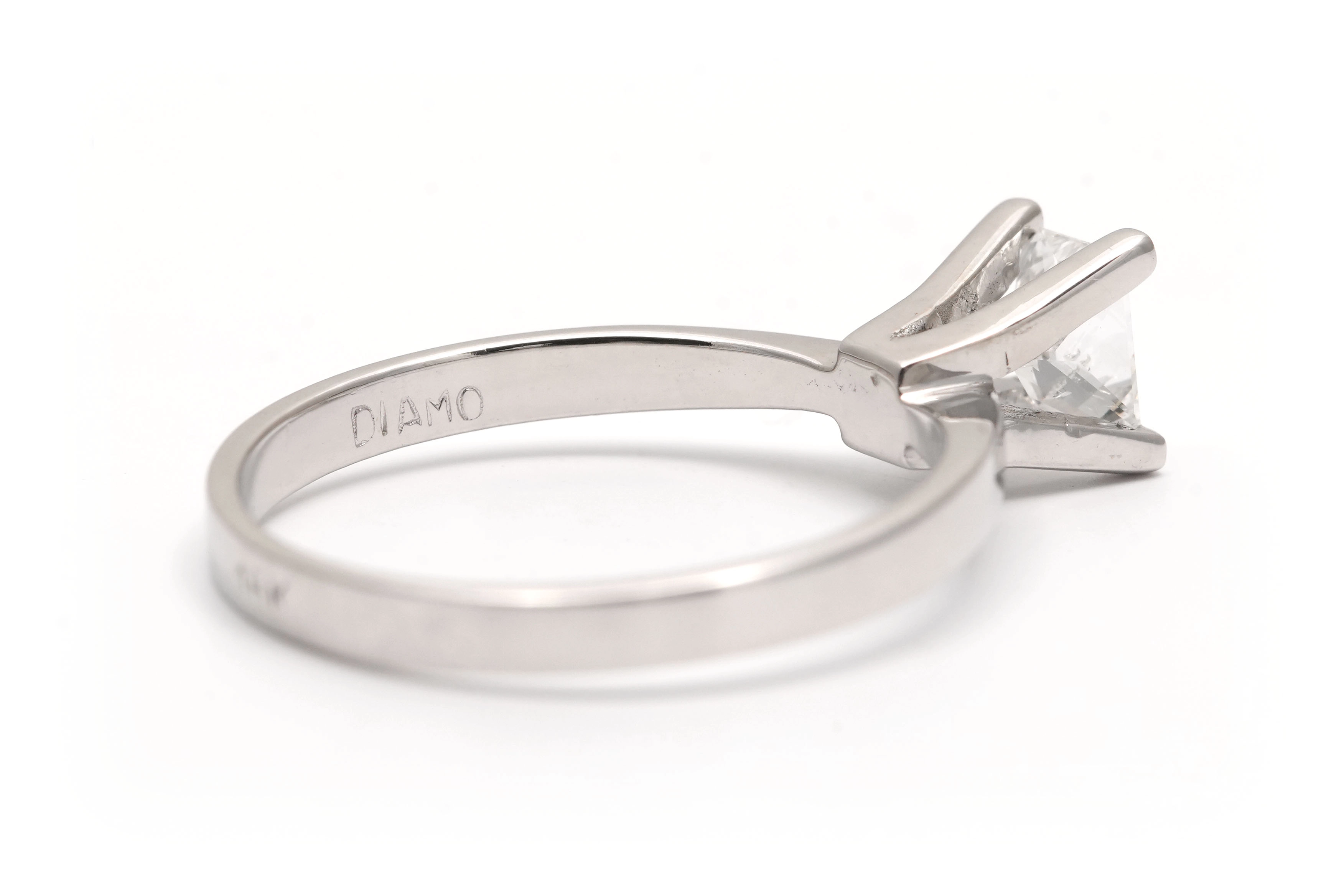 Bague contemporaine en or blanc 18 carats sertie d'un diamant taille "baguette" (+- 0.35 ct) - - 7