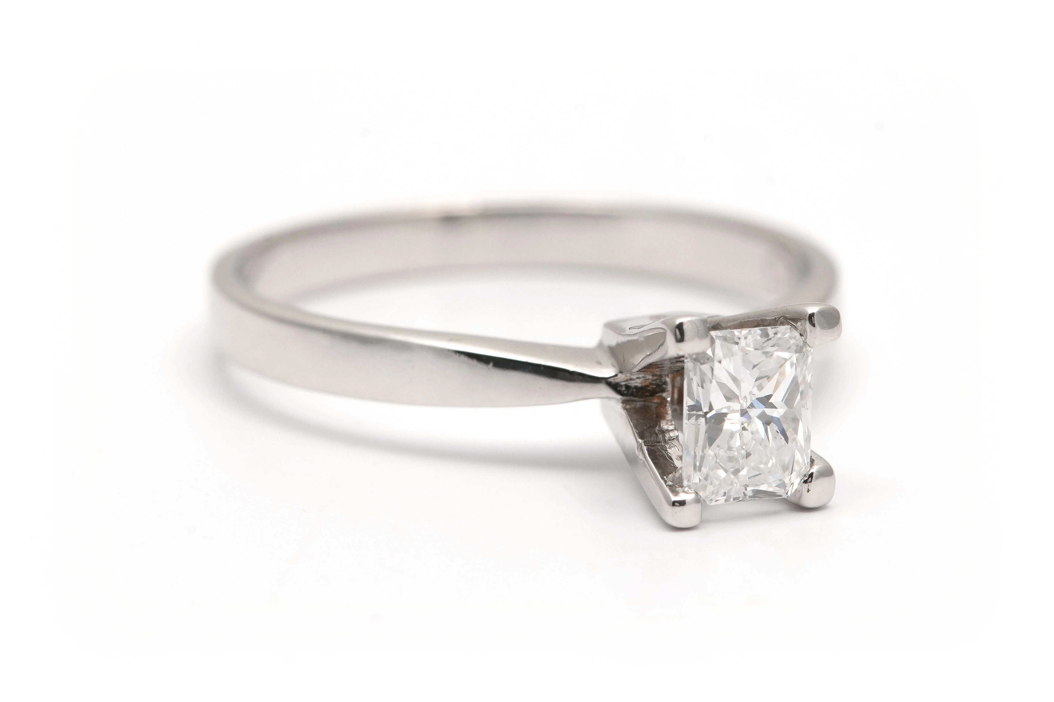 Bague contemporaine en or blanc 18 carats sertie d'un diamant taille "baguette" (+- 0.35 ct) - - 8
