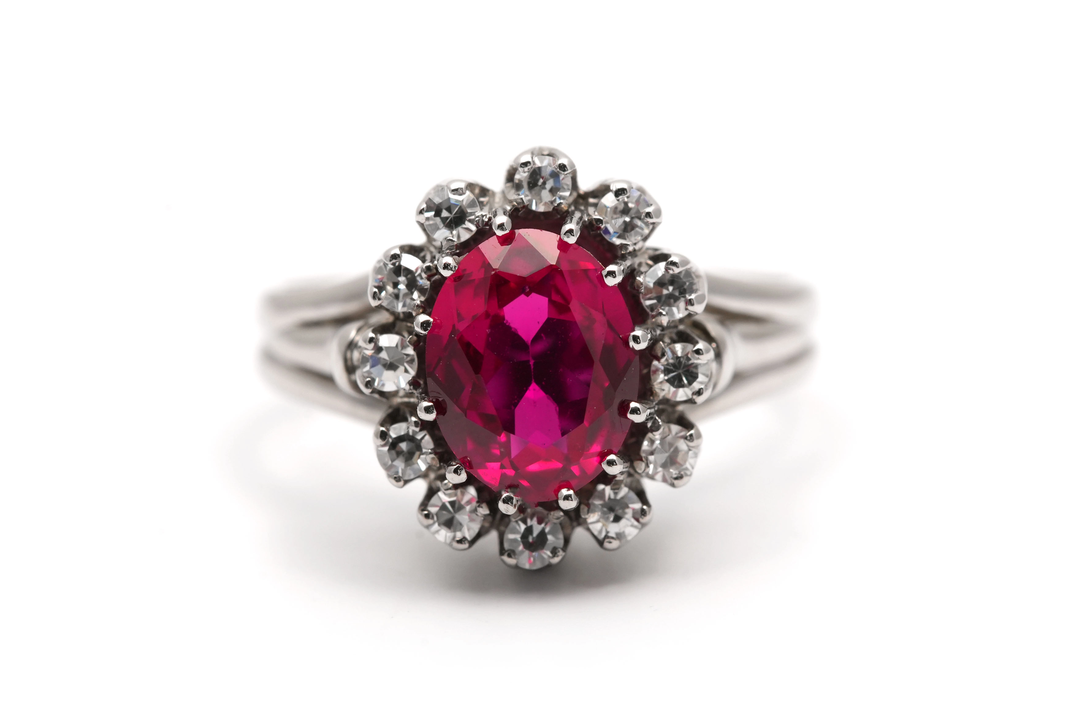 Bague contemporaine en or blanc 18 carats sertie d'un rubis de synthèse et de diamants taille "8/8" - - 1