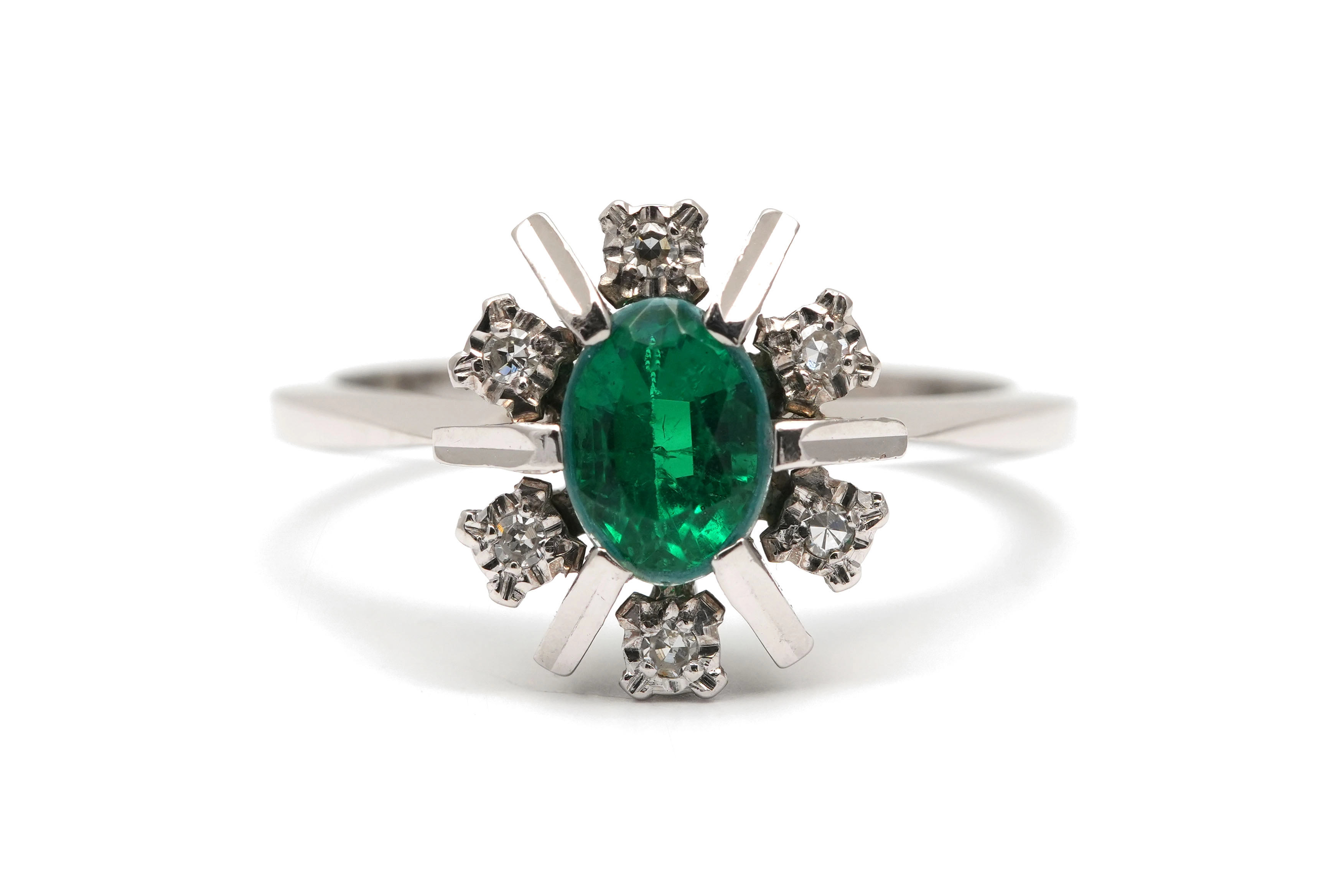 Bague Années 70 en or blanc 18 carats sertie d'un doublet d'émeraude et de diamants taille "8/8" - - 1