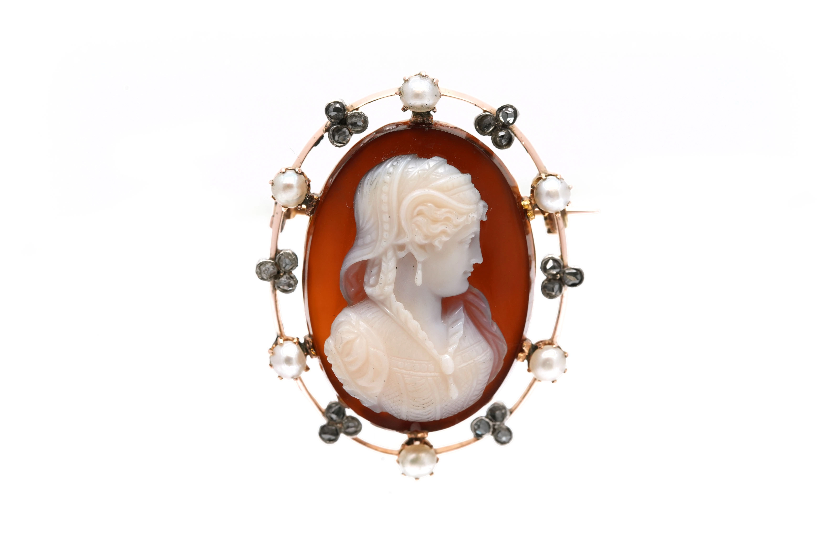 Broche Art Nouveau en or jaune 18 carats sertie d'un camée en agate, de diamants taille "rose" et de perles - - 1