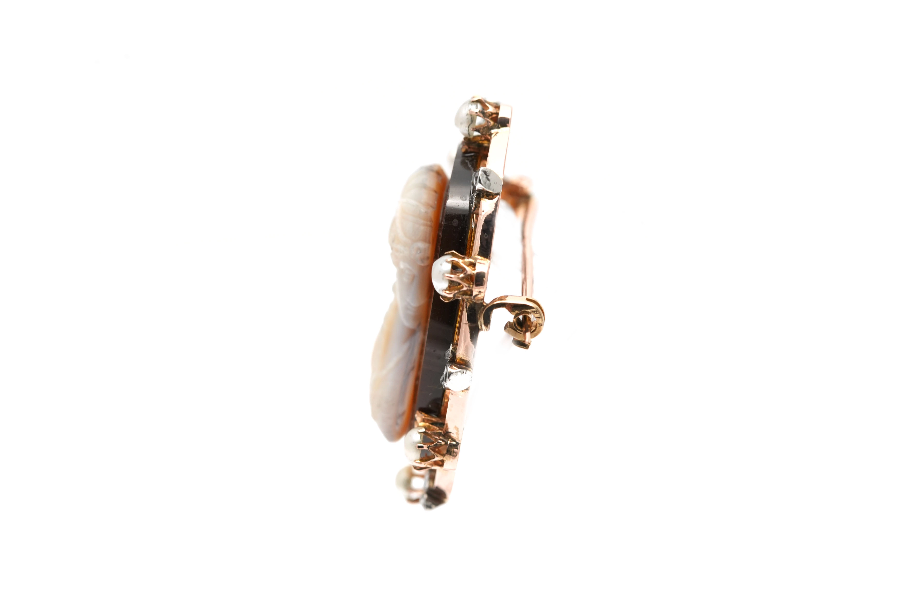 Broche Art Nouveau en or jaune 18 carats sertie d'un camée en agate, de diamants taille "rose" et de perles - - 3