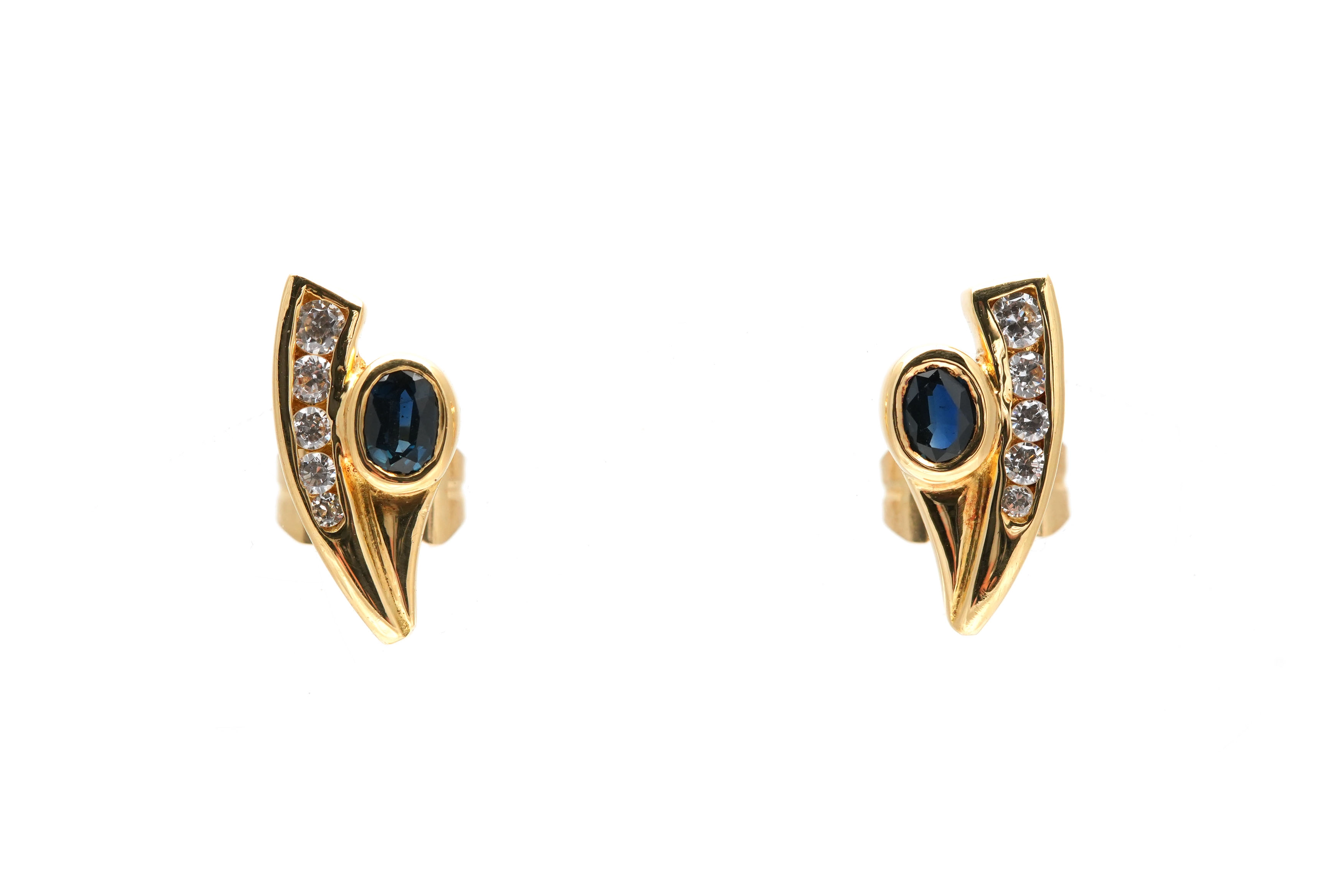 Boucles d'oreilles contemporaines en or jaune 18 carats serties de saphirs et de diamants taille "brillant" (+-0.096 ct) - - 1