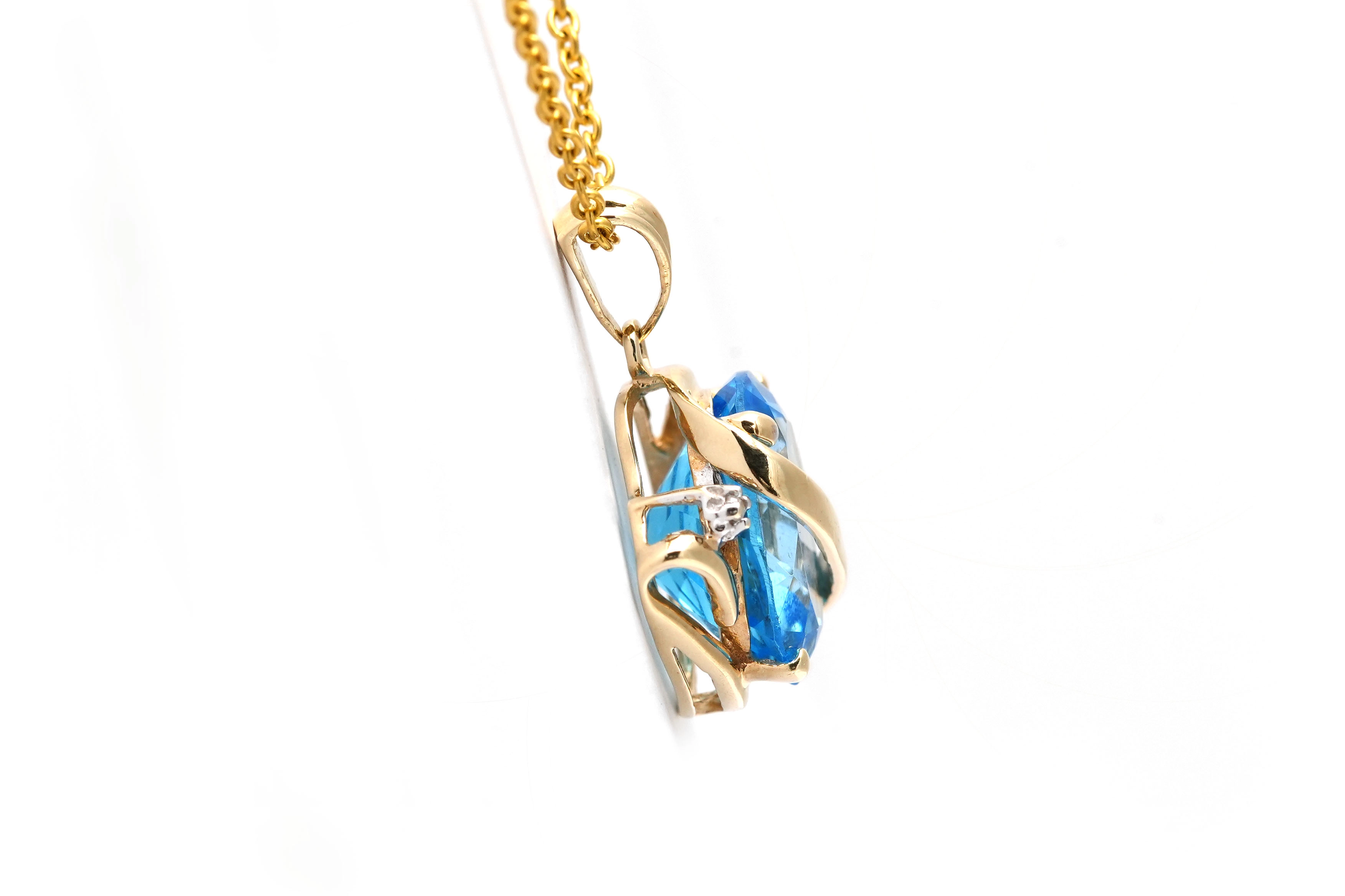 Pendentif contemporain en or jaune 9 carats serti d'une topaze traitée et de diamants taille "brillant"(+- 0.01ct) - - 5