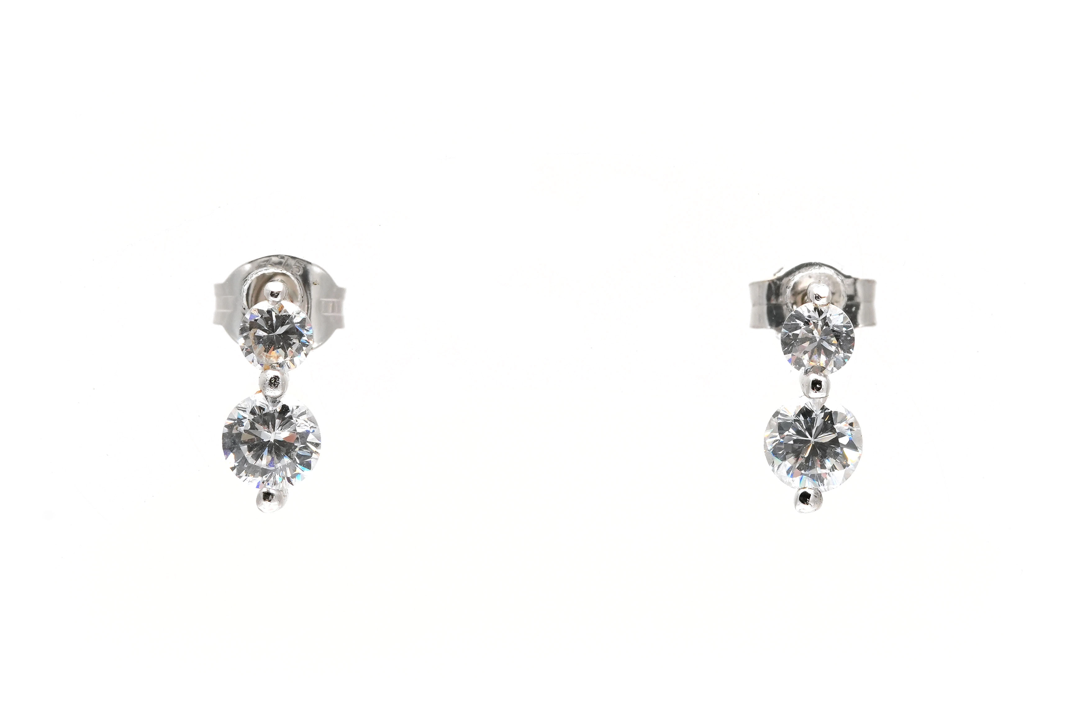 Boucles d'oreilles contemporaines en or blanc 18 carats serties de zirconiums - - 1
