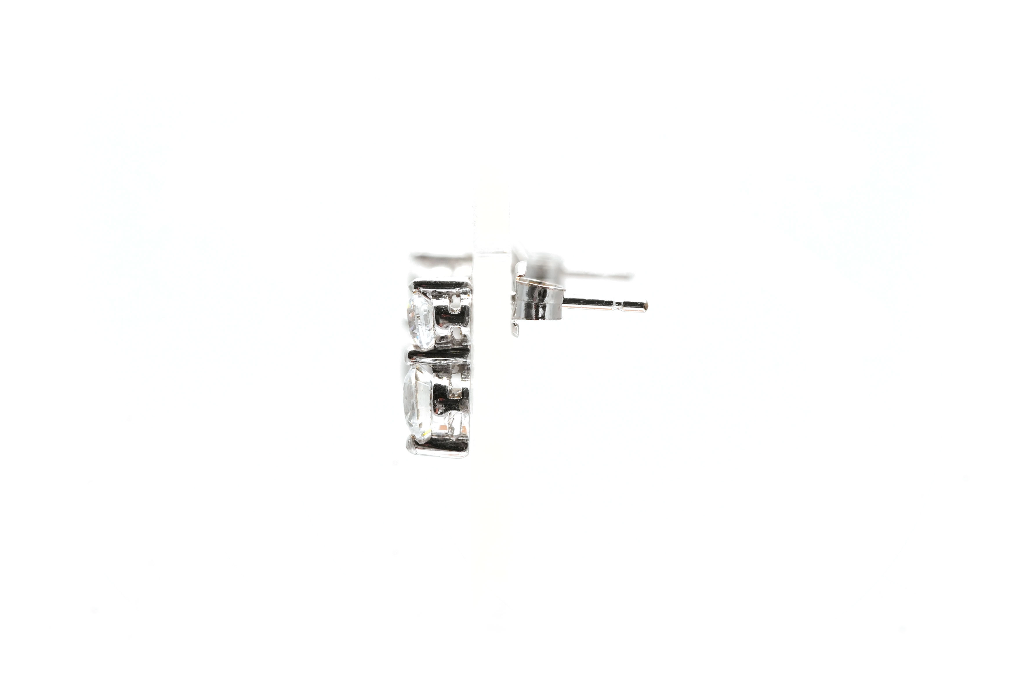 Boucles d'oreilles contemporaines en or blanc 18 carats serties de zirconiums - - 3
