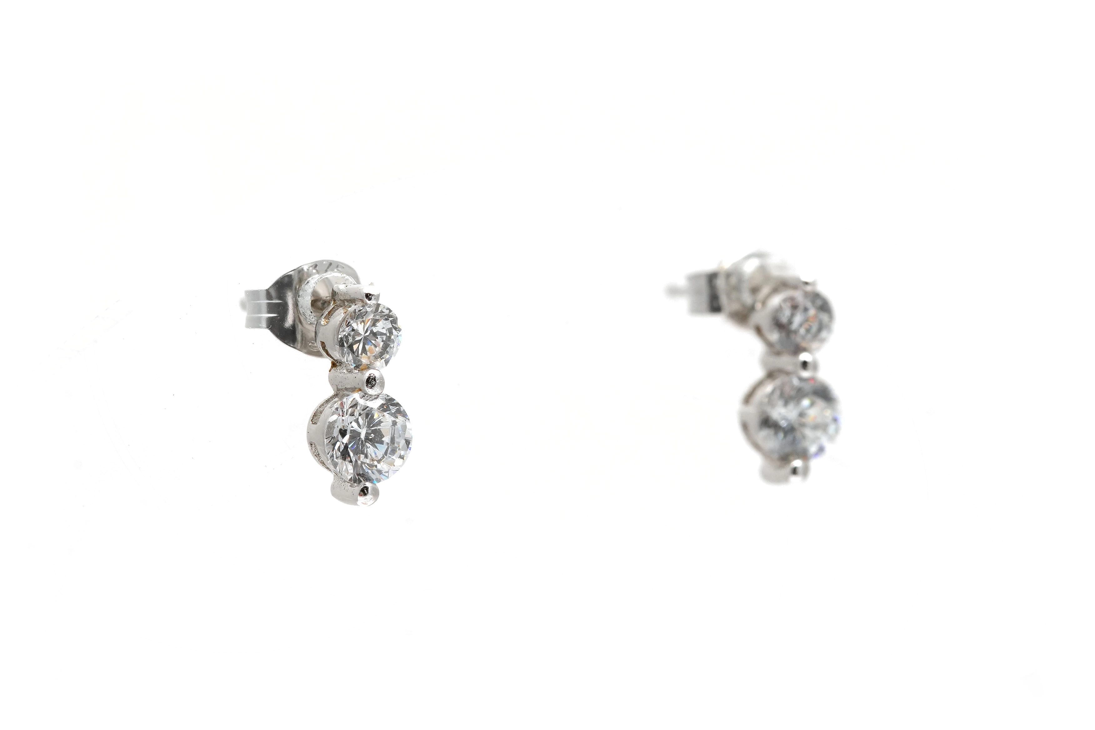 Boucles d'oreilles contemporaines en or blanc 18 carats serties de zirconiums - - 6