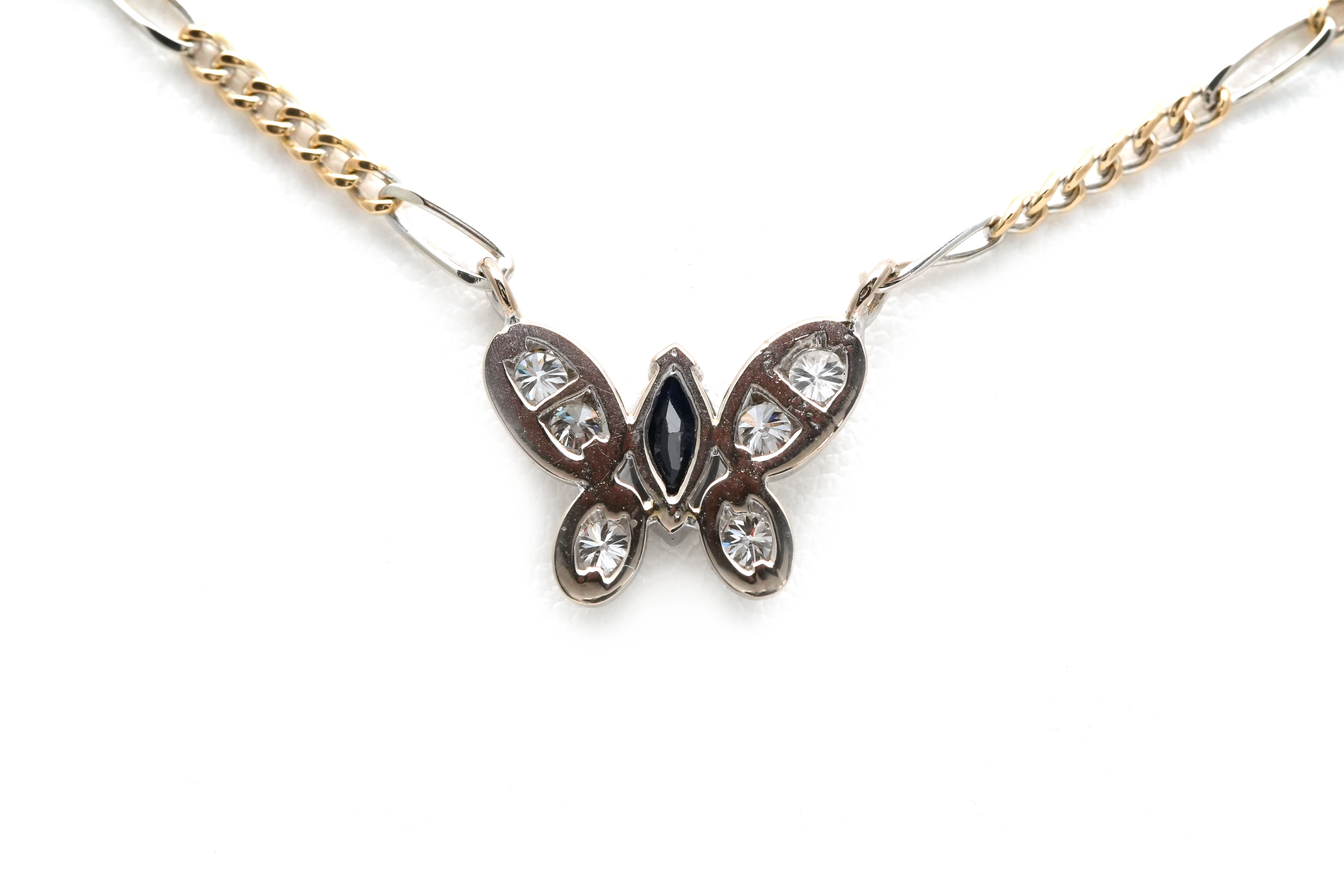 Collier contemporain en or jaune et blanc 18 carats serti d'un saphir et de diamants taille "brillant" (+-0.24 ct)