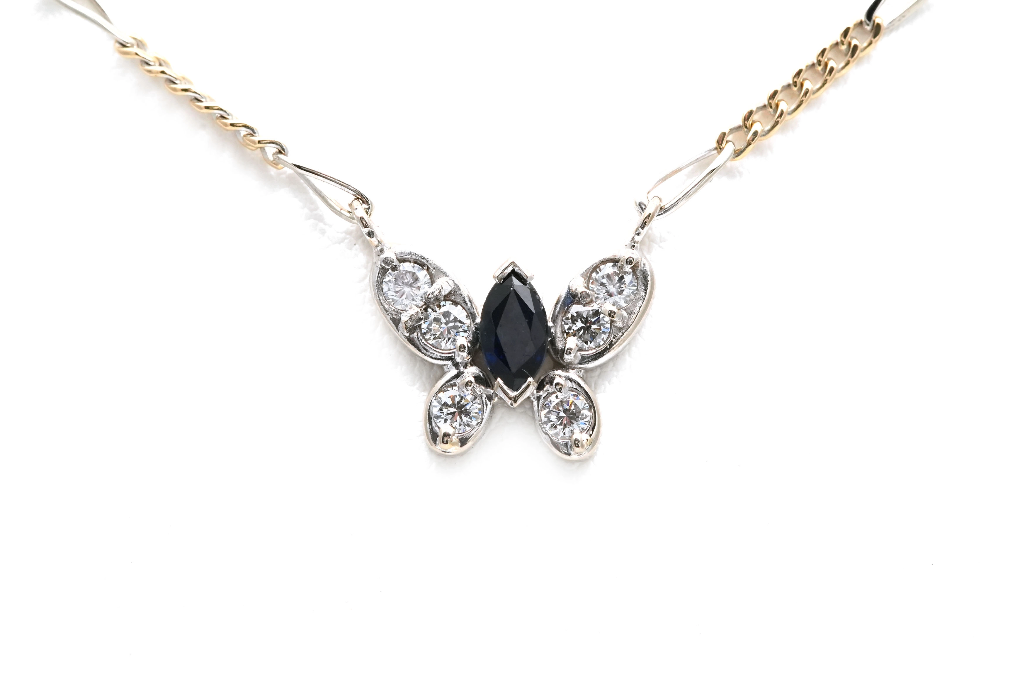 Collier contemporain en or jaune et blanc 18 carats serti d'un saphir et de diamants taille "brillant" (+-0.24 ct)