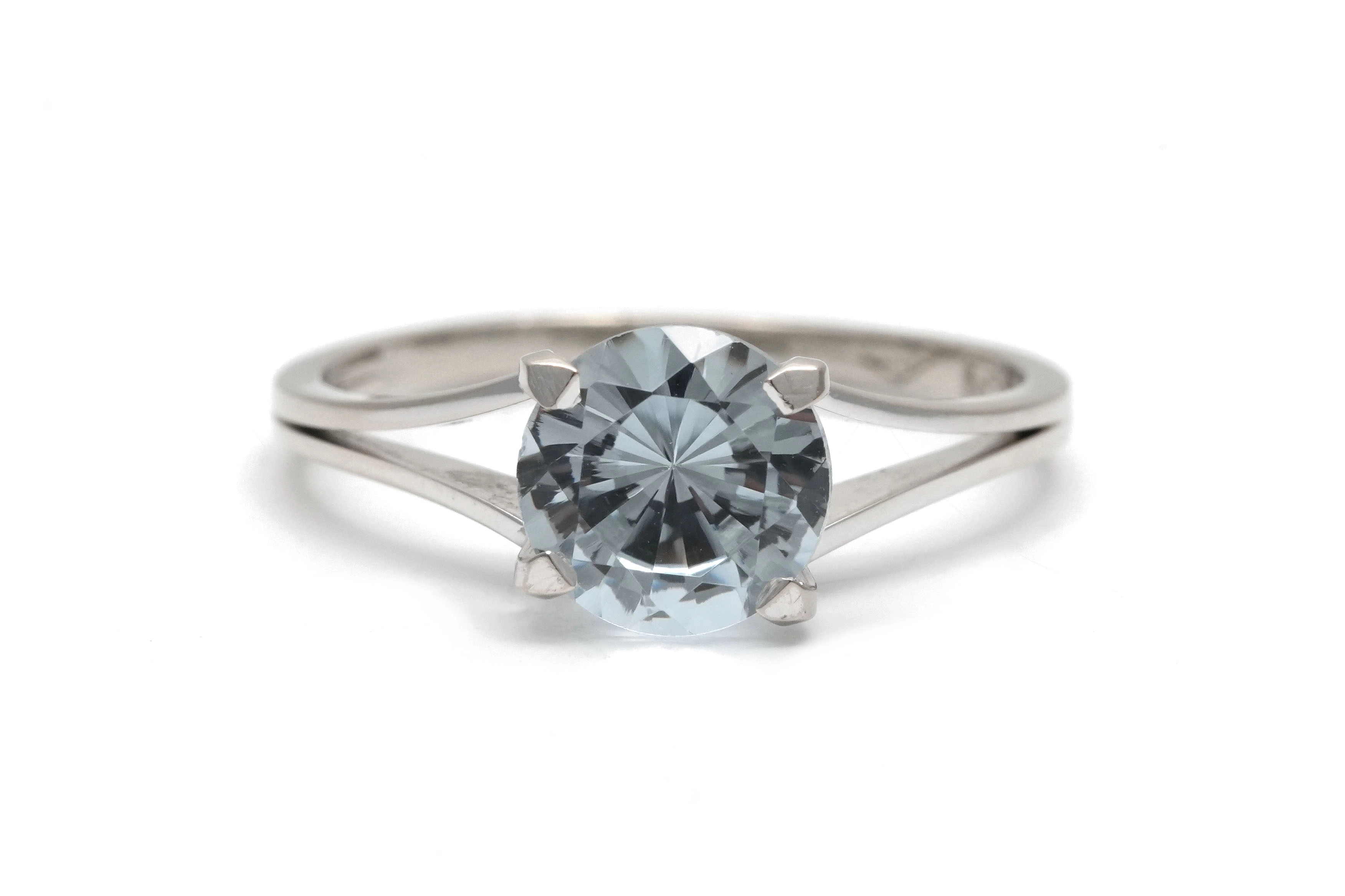 Bague contemporaine en or blanc 18 carats sertie d'une aigue marine